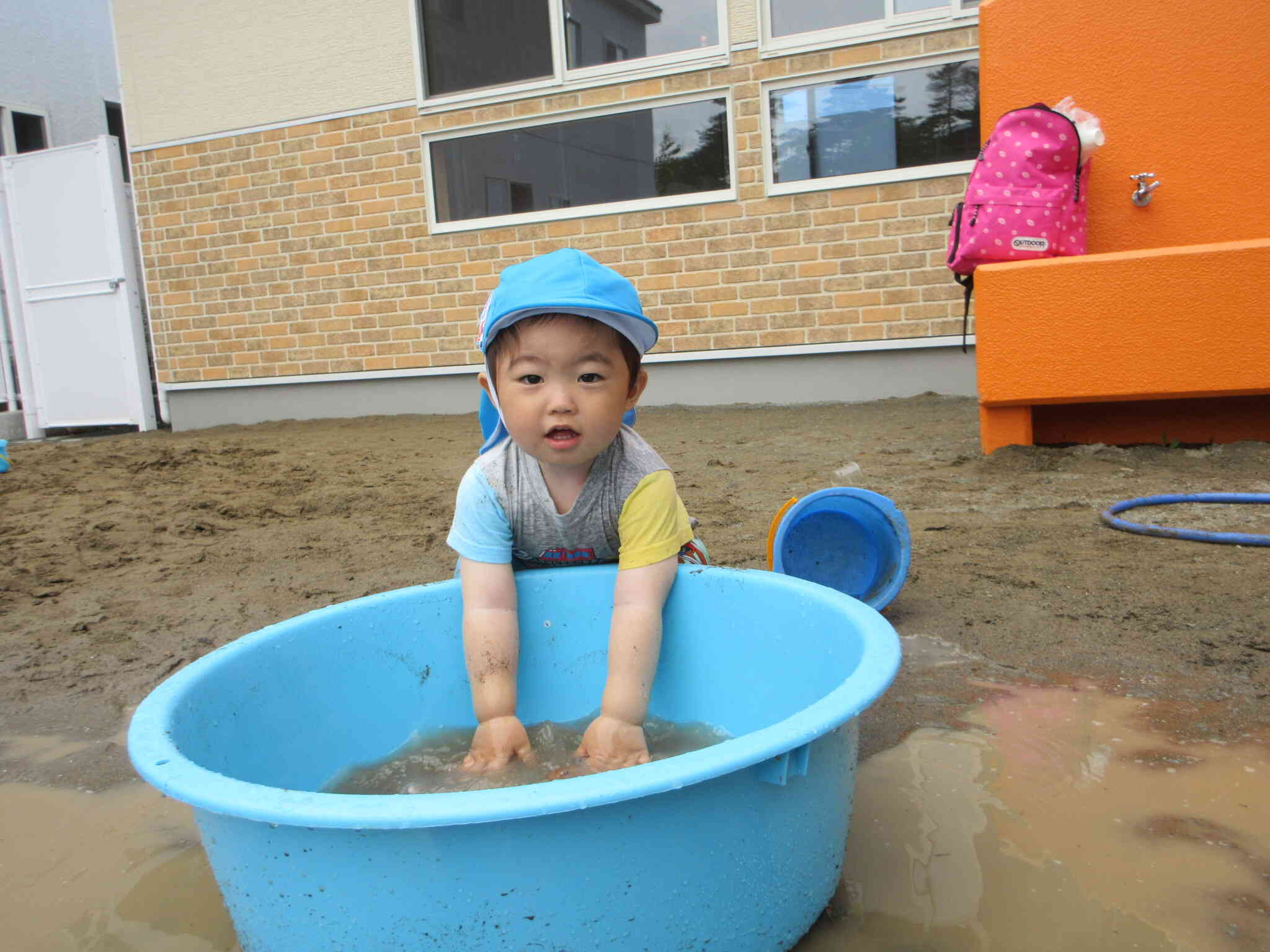 大きなタライで水遊び