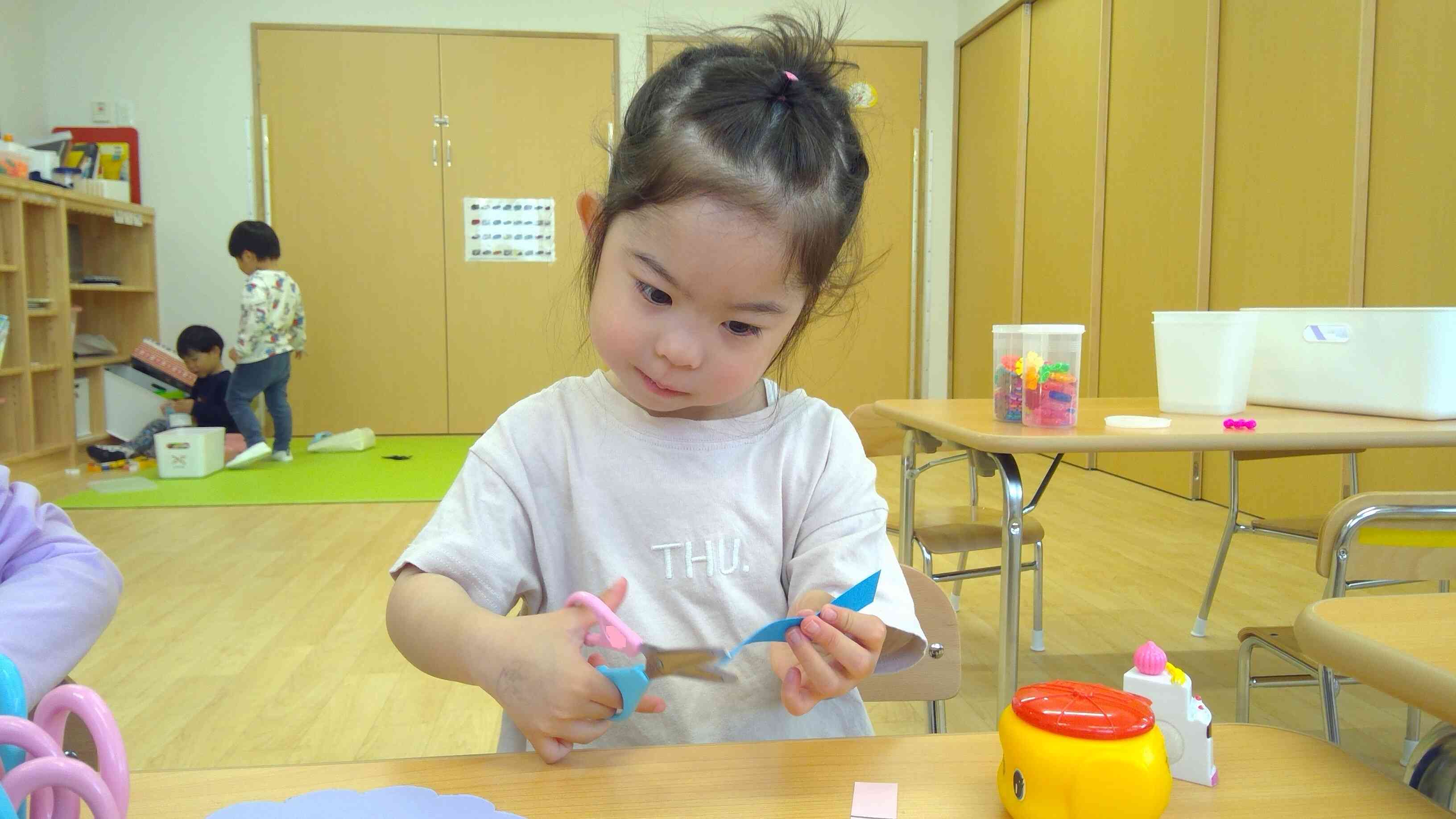 じっくりと見ながら、保育者の見守りの下、ひとりでもハサミにチャレンジ!