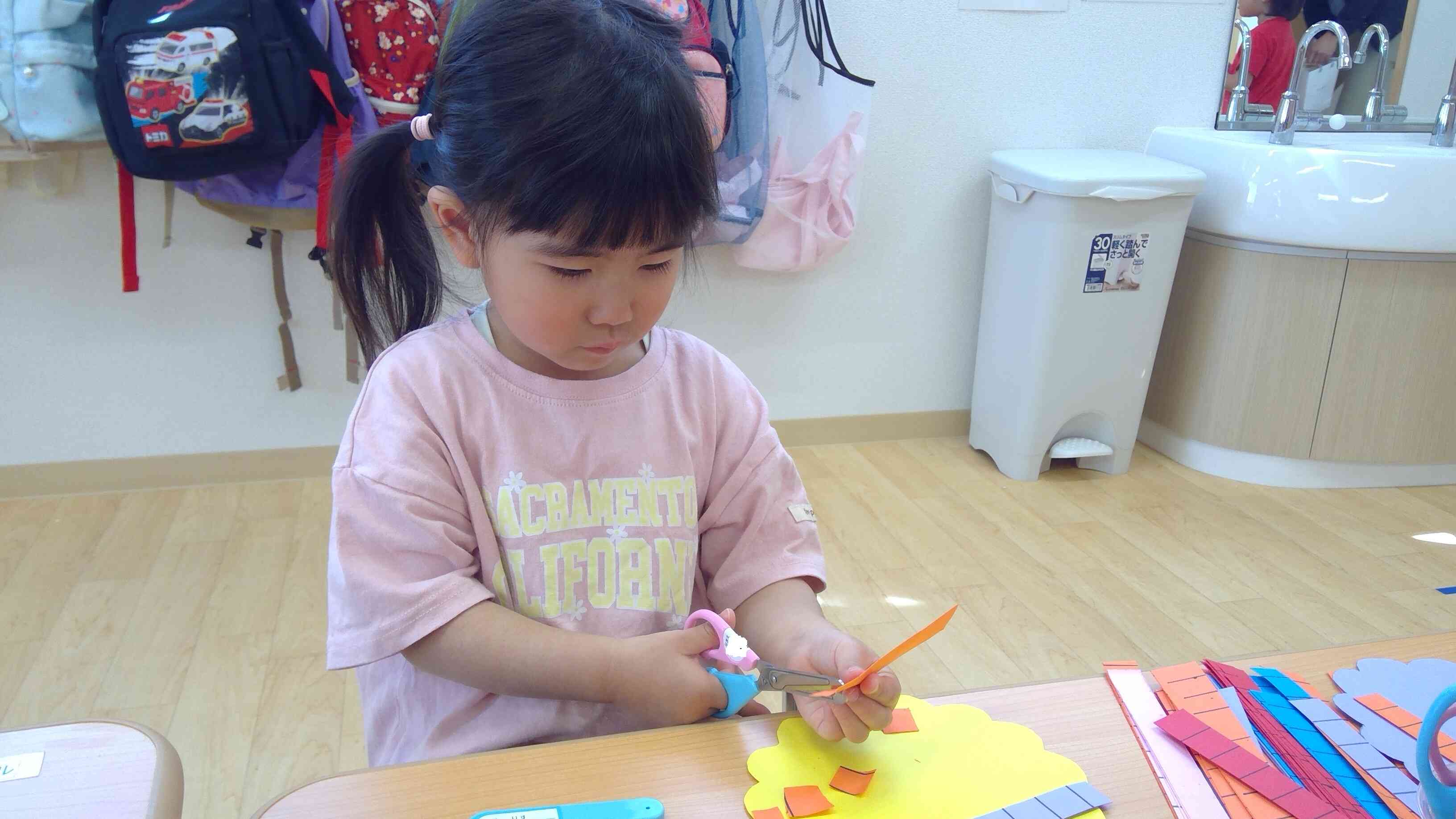 自分の好きな色の画用紙を選んでチョキチョキ。