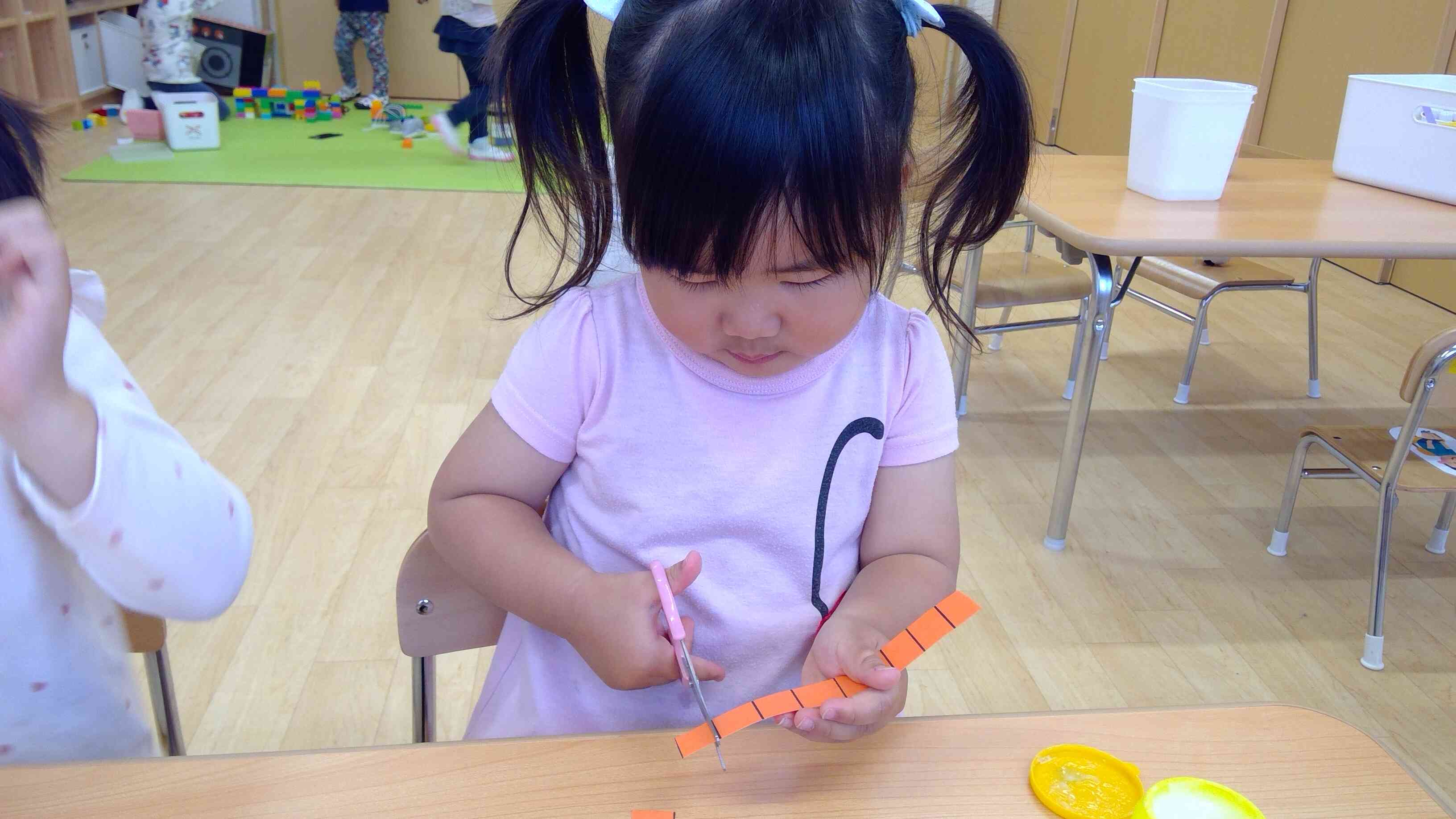 線を自分で確認しながら切っています。すごい！
