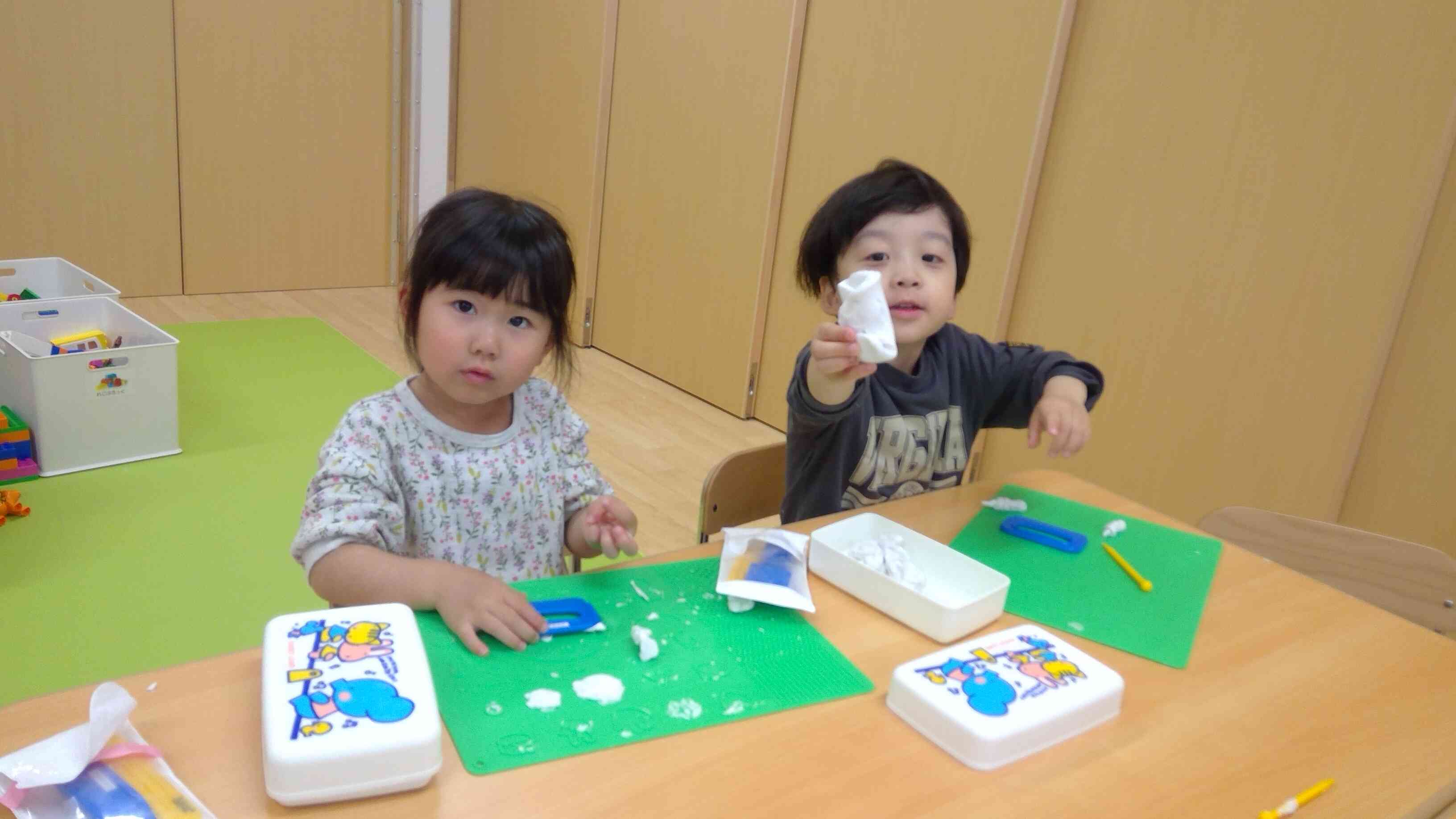 自分達の好きな遊びを見つけてじっくりと遊んでいます。