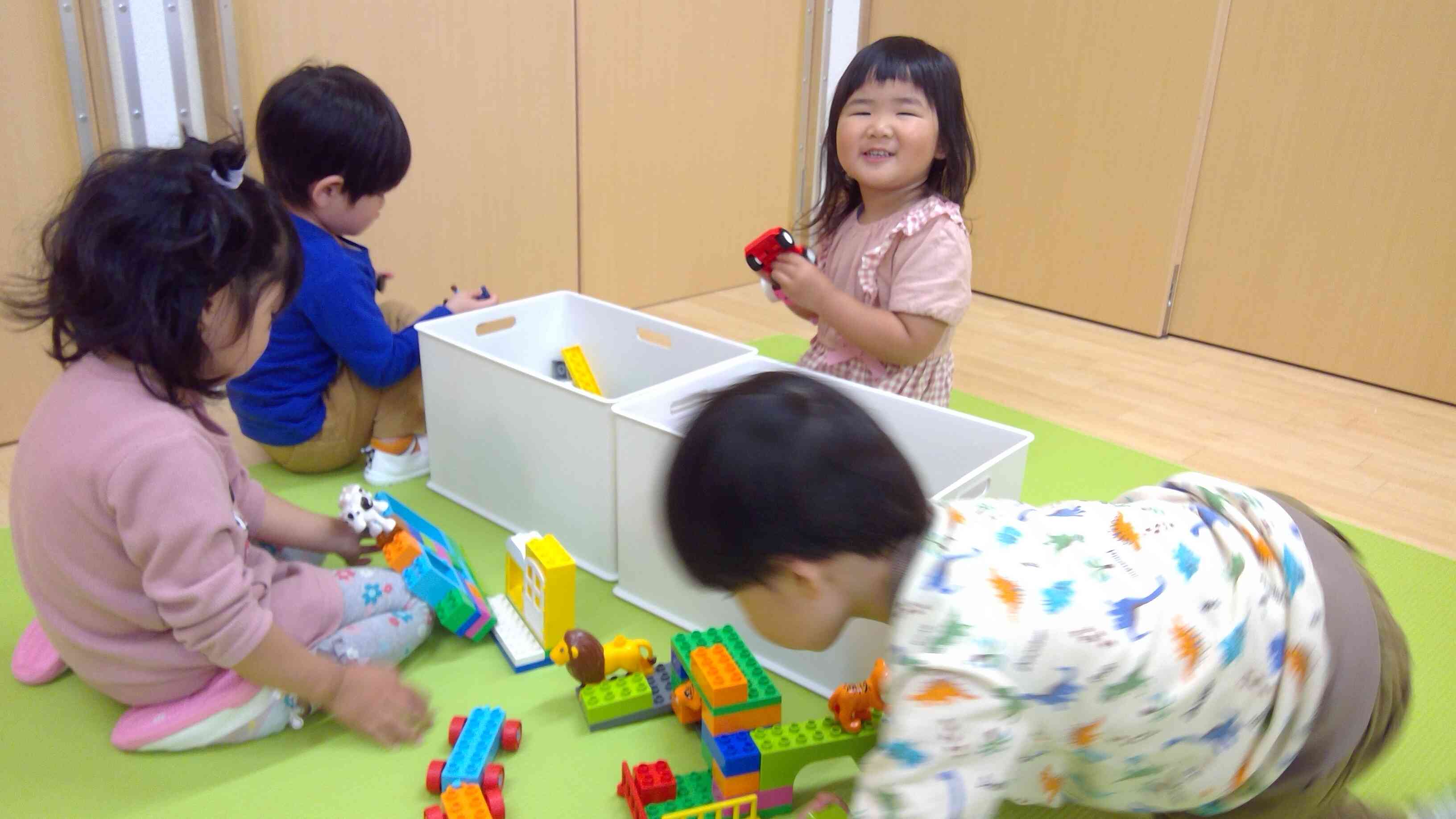 電車を作ったり、街を作ったりしながら、お友達と一緒に遊びながらやり取りを楽しんでいます。