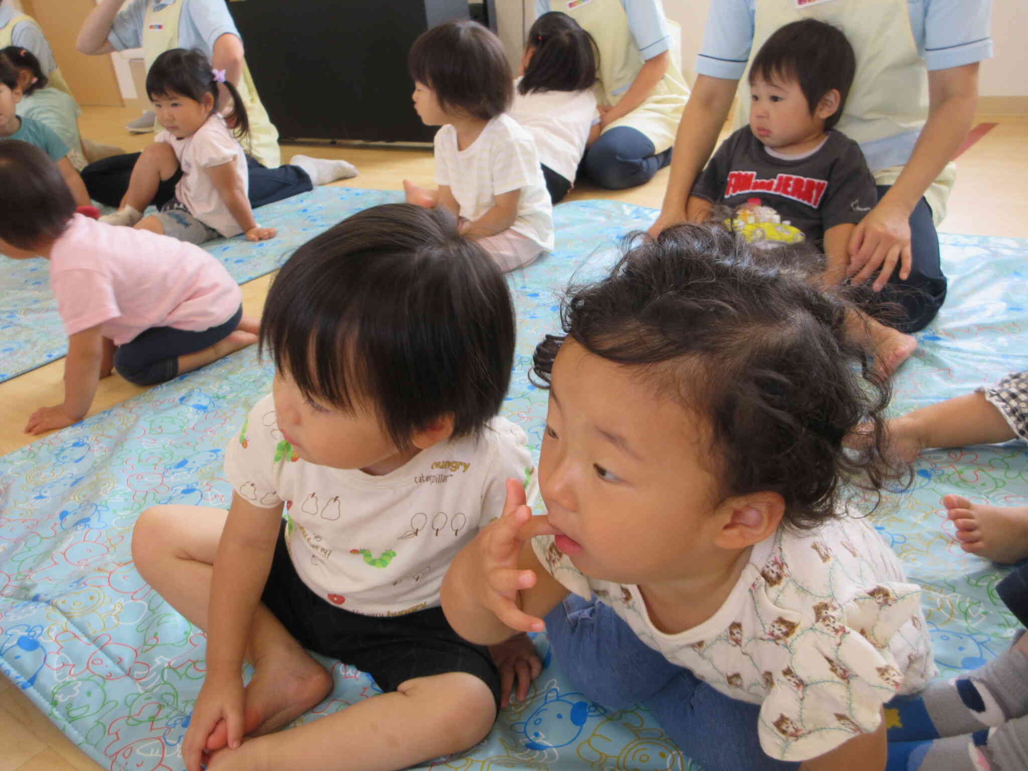 前のめりになって興味津々！