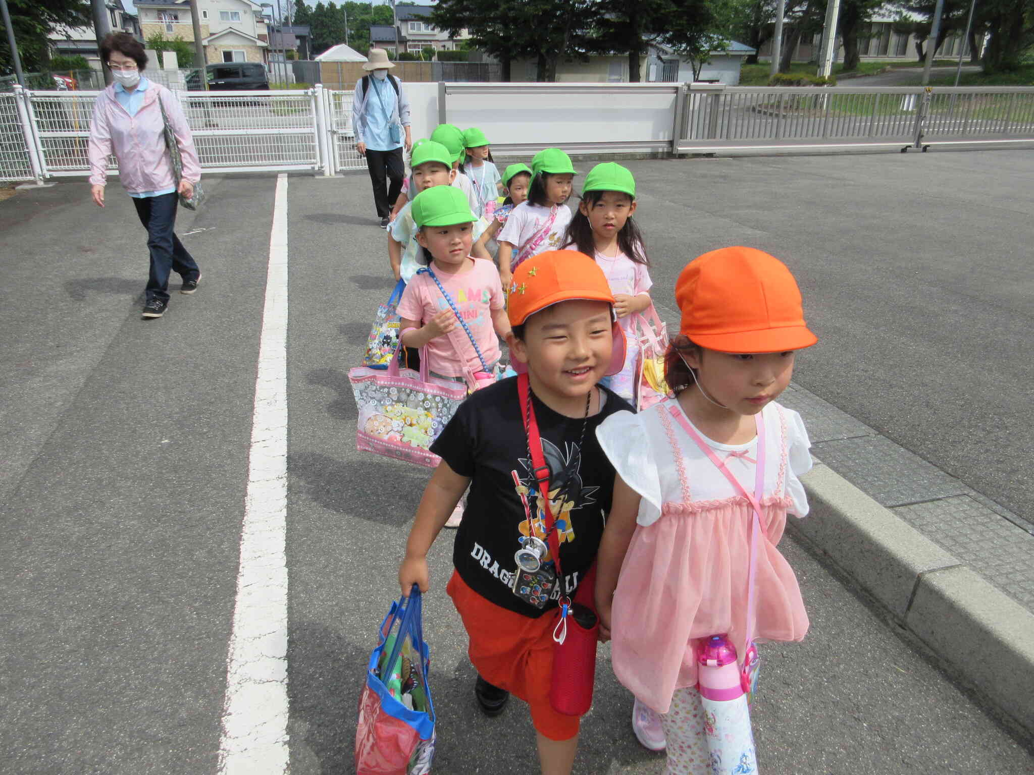 出戸こども園に到着。新しいお友だちと会うのドキドキするね