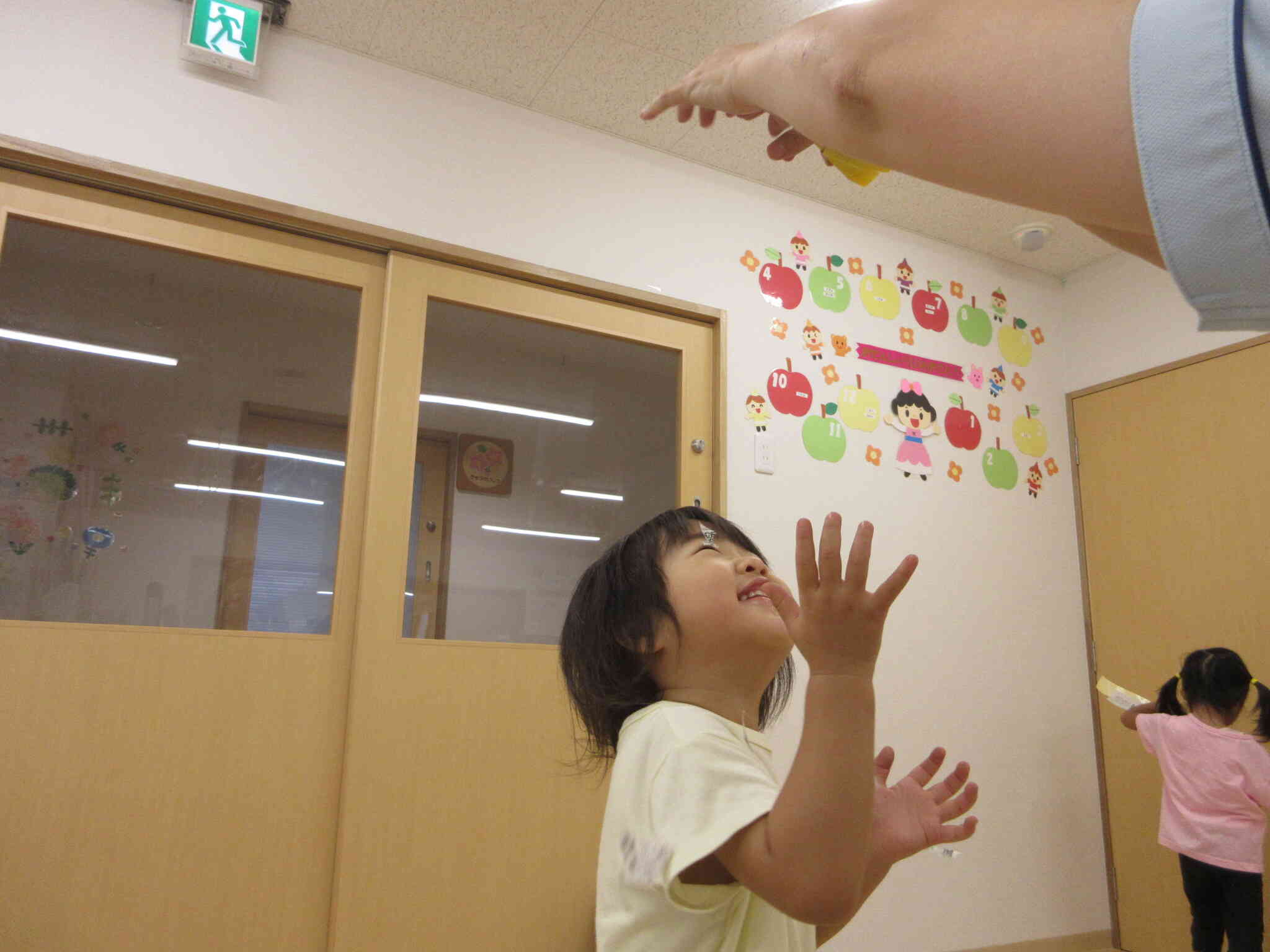 新聞紙の花吹雪～楽しい