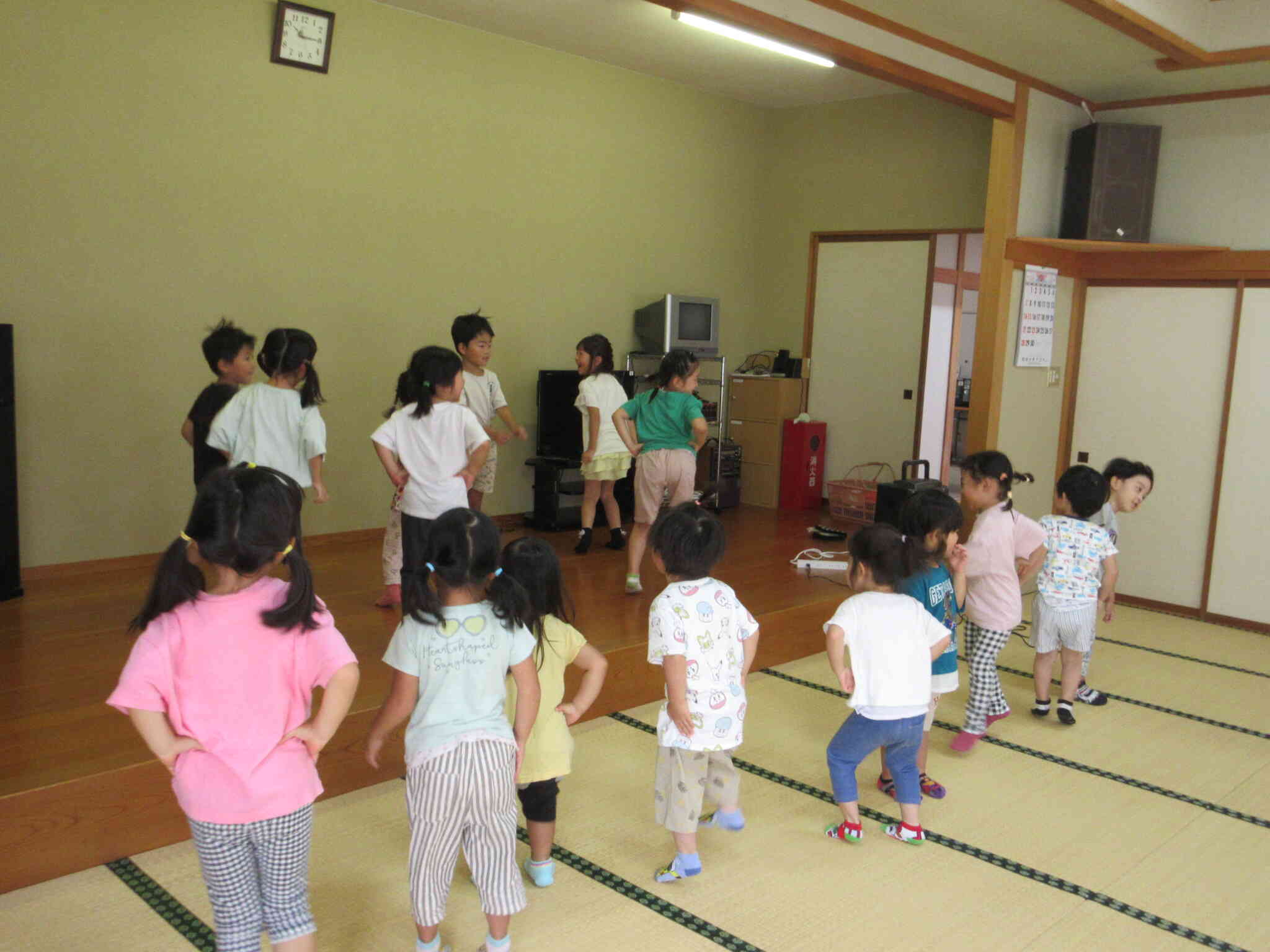 キャーキャー、おしりふりふりダンス可愛いでしょ