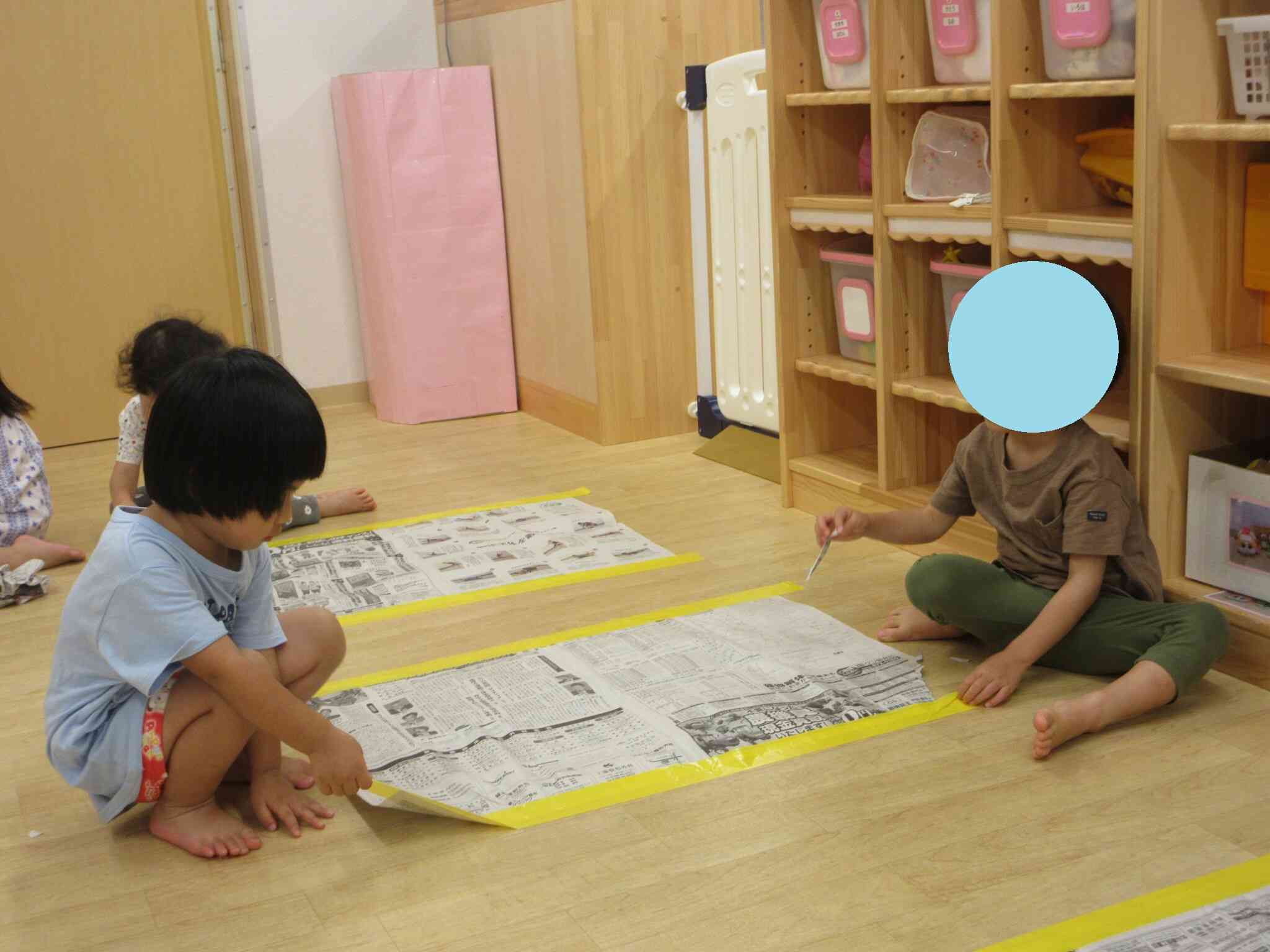 新聞紙遊び　2歳児うさぎ組