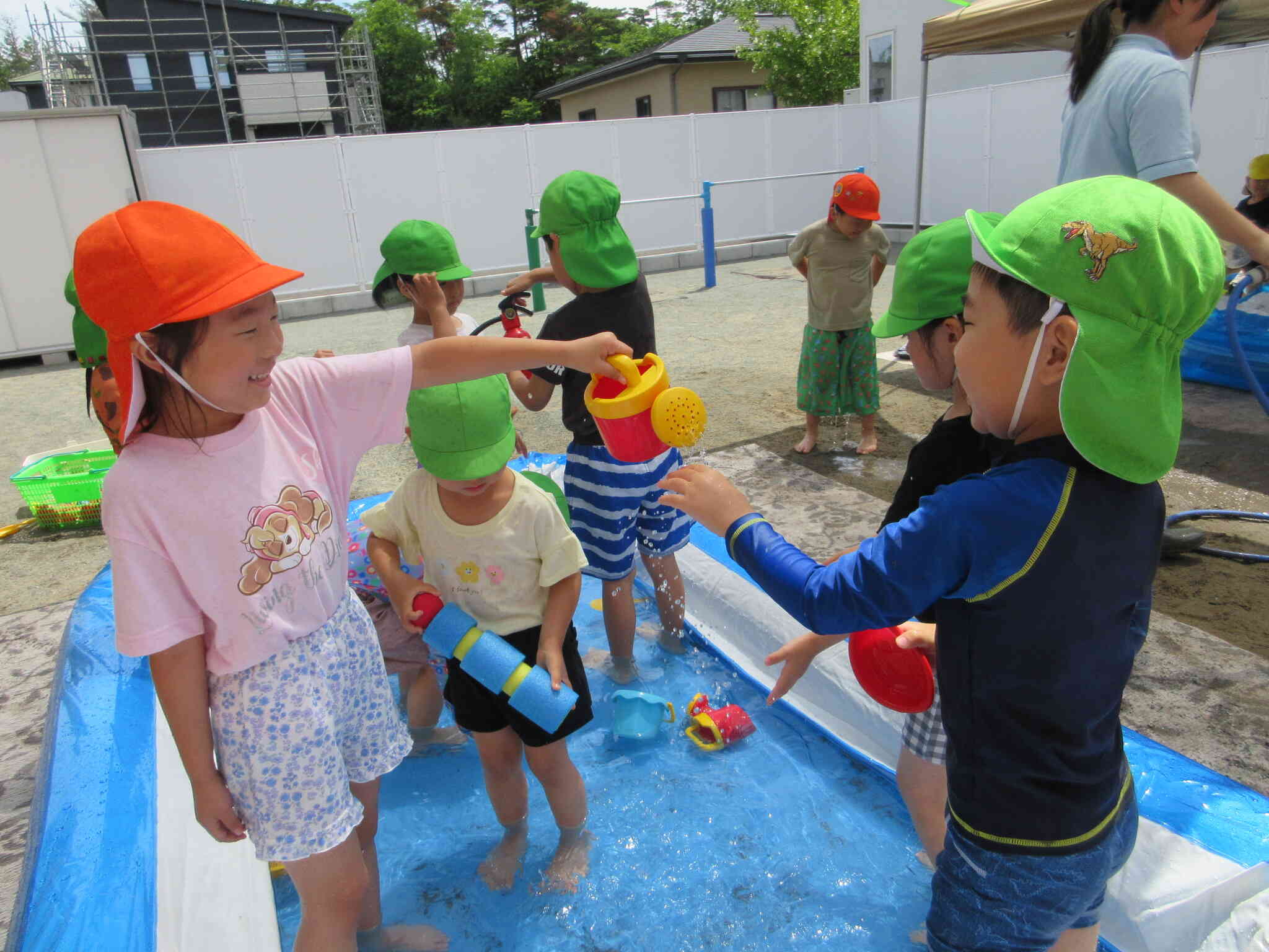 お友だちとやり取りも楽しみながら水遊び楽しみました