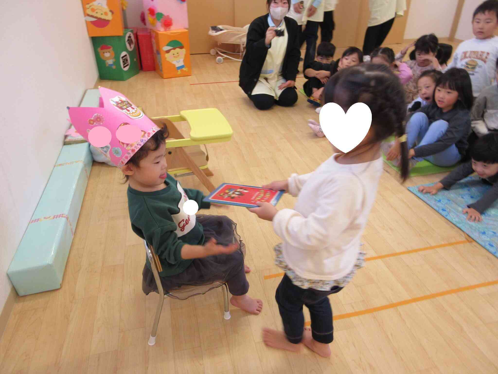 大好きなお友達からカードをもらい嬉しそうです。