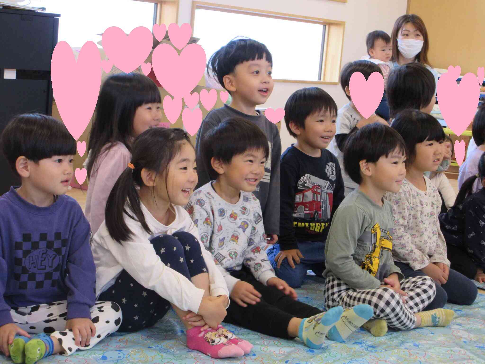 紙コップを使ったマジックは、「なんで?」「どこ?」と目を凝らして見ていました。