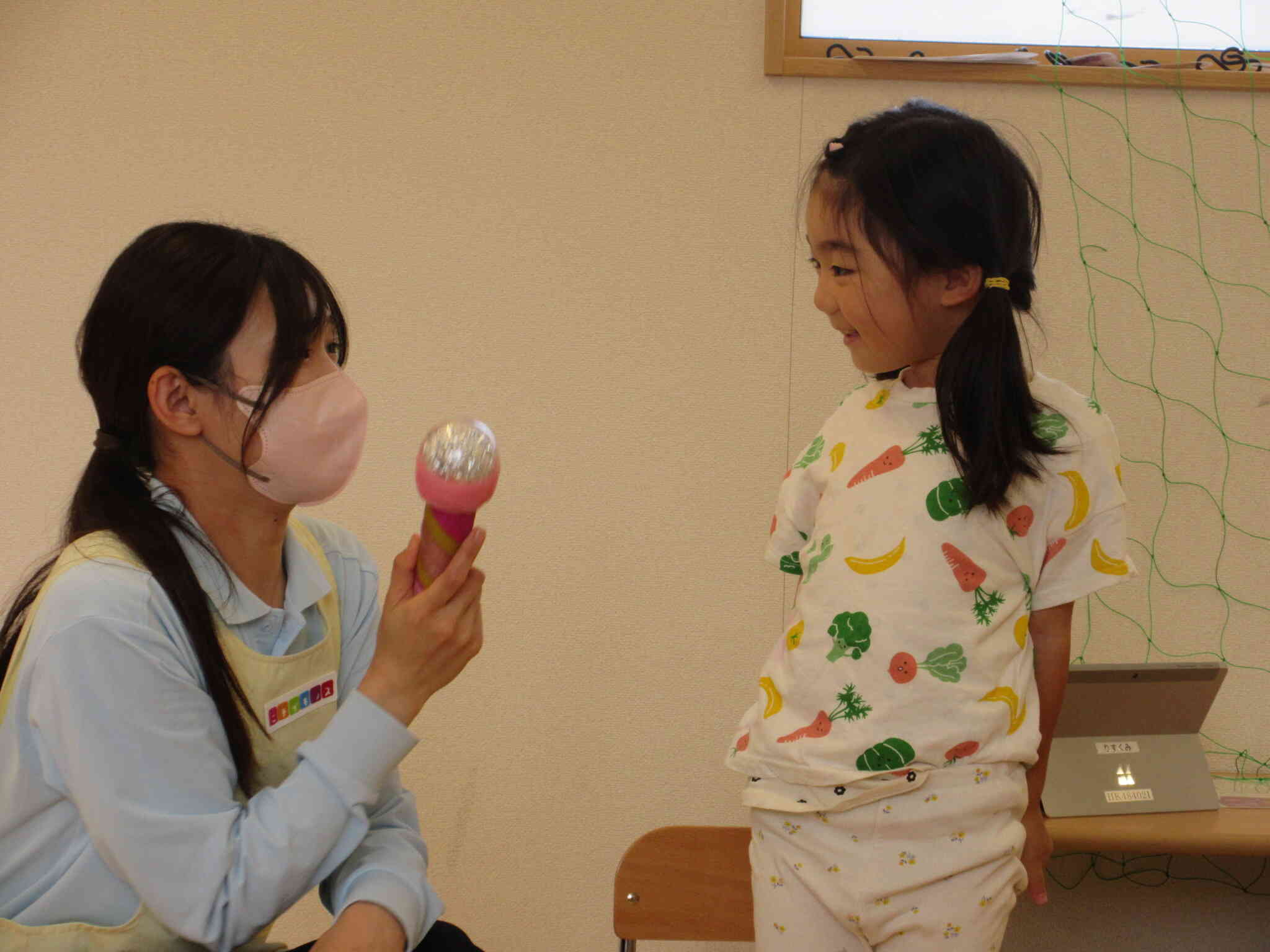 みんなの前でドキドキ。
