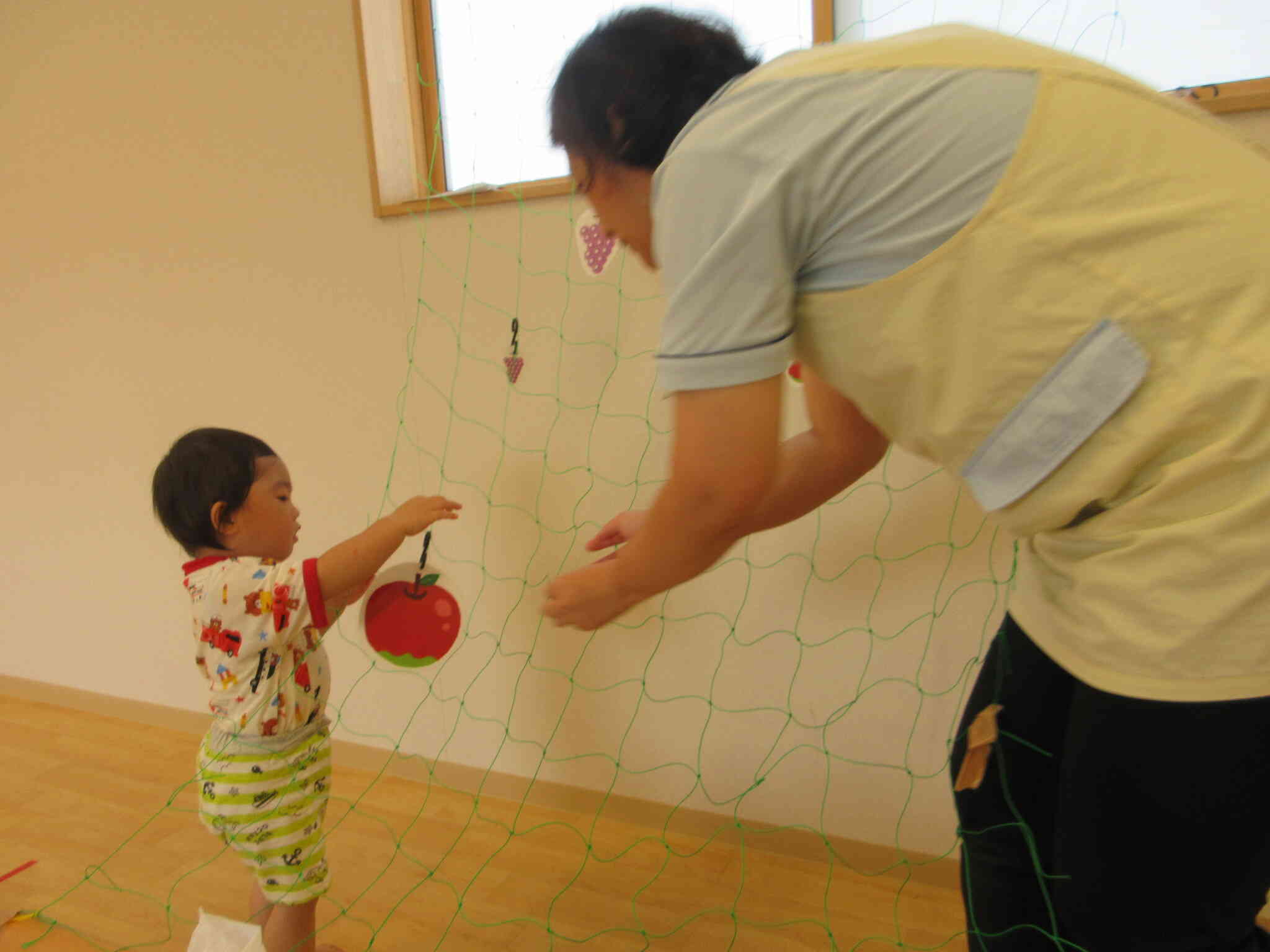 誕生月の子ども達は出し物のお手伝いもしてくれました。