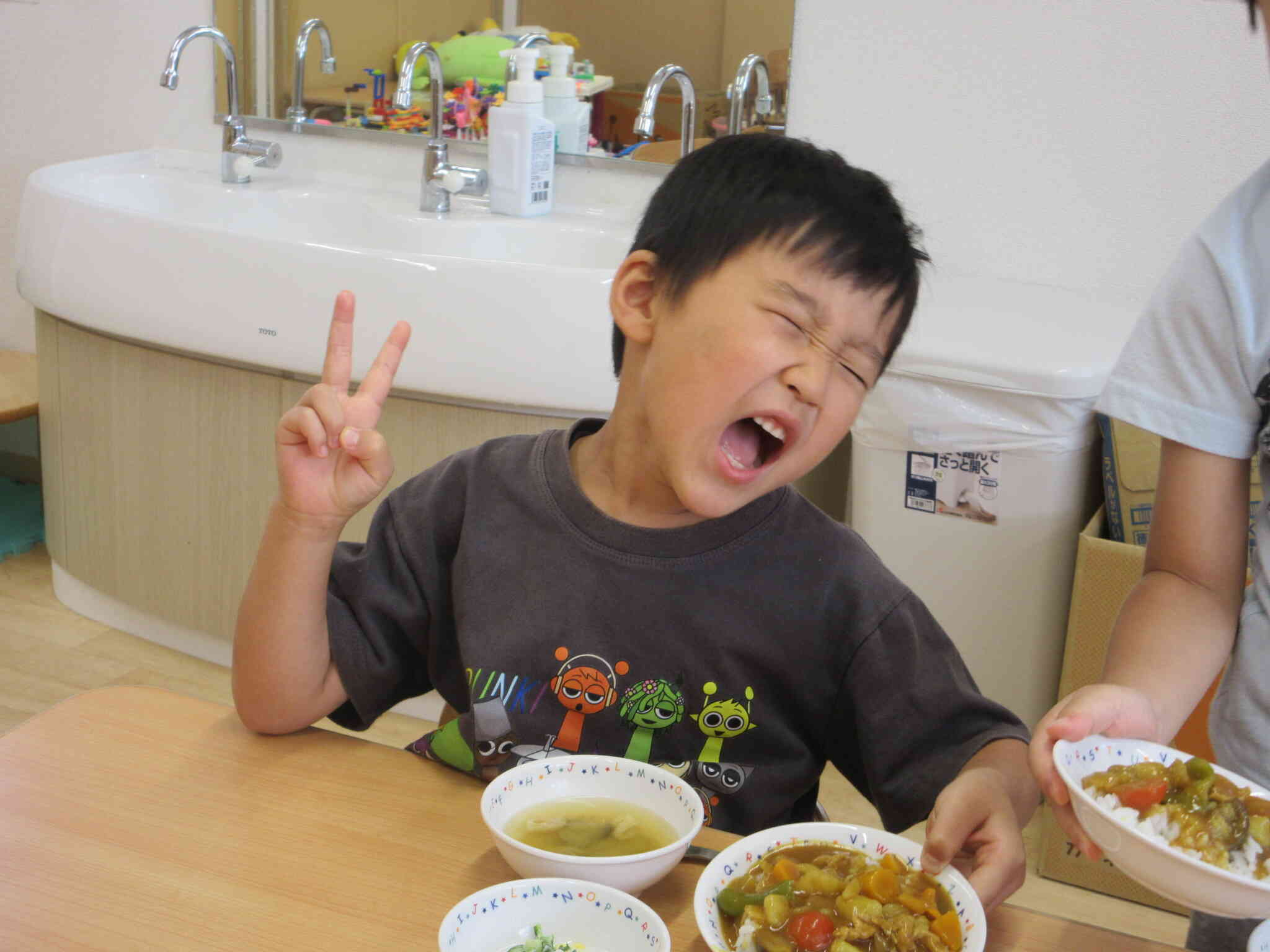 おいしそうなカレーを前にこの表情です