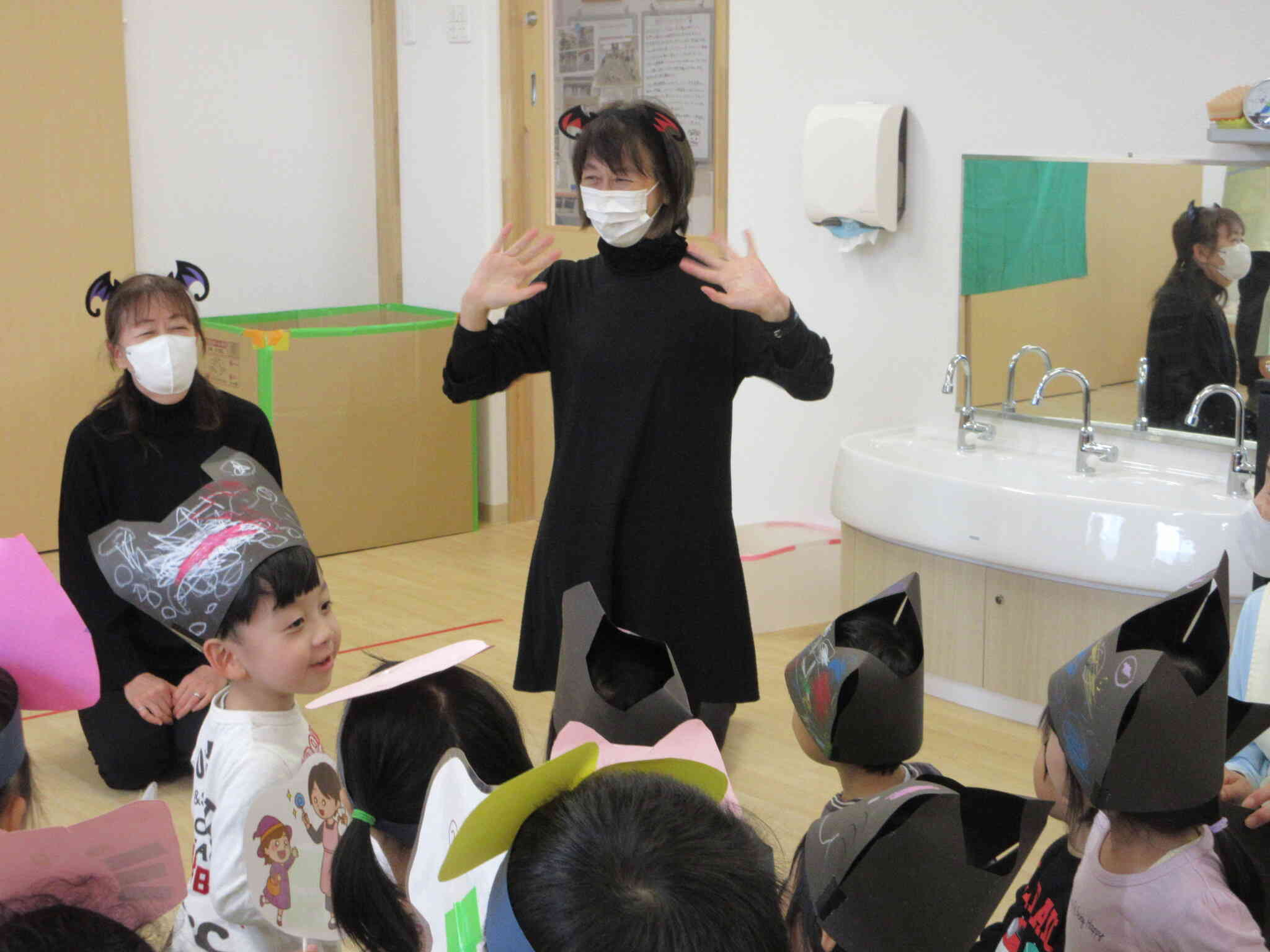 魔女さんたちも遊びにきてくれたよ（園を見守ってくださる委員の方）