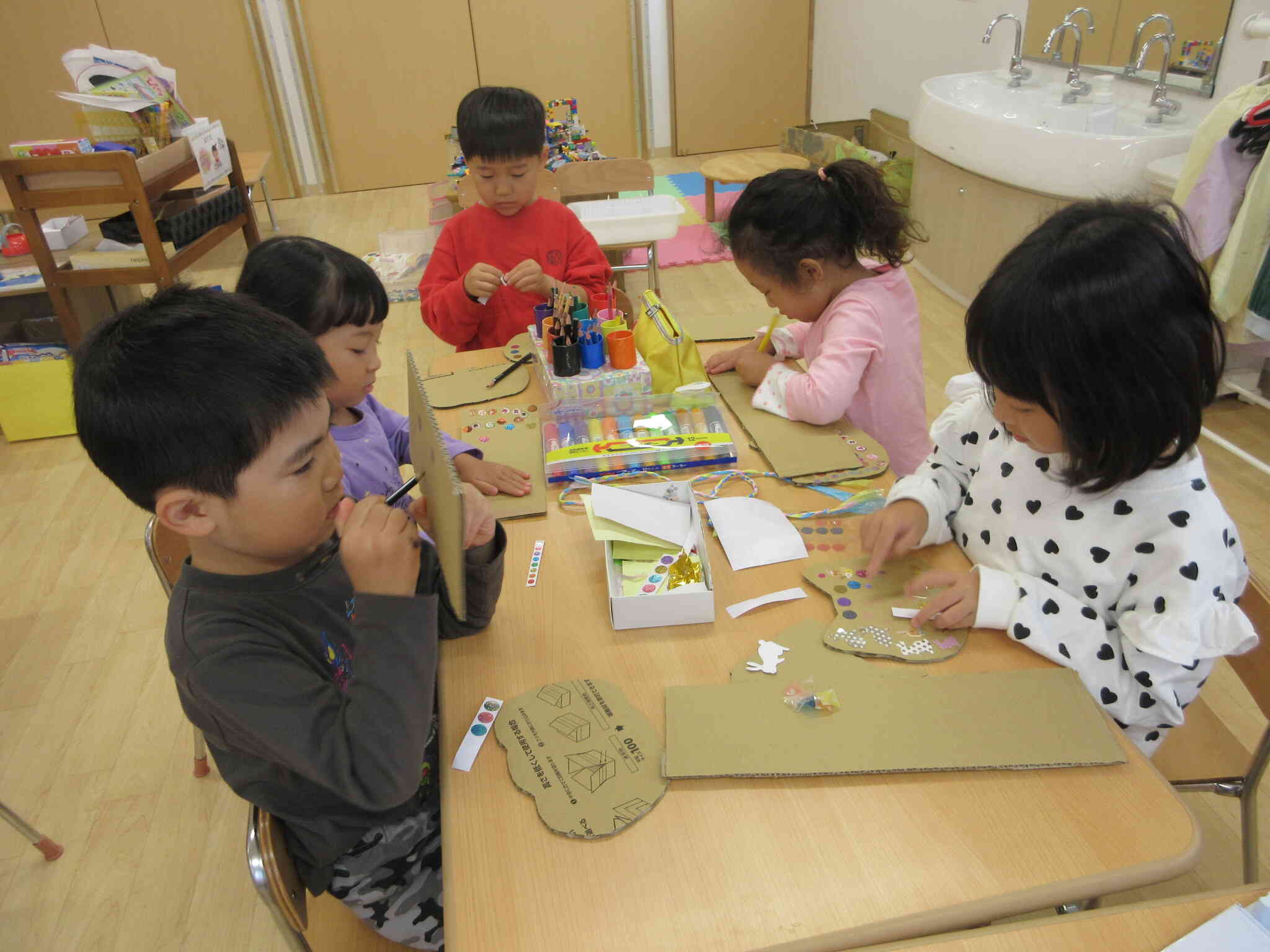 段ボールのパーツを作っています