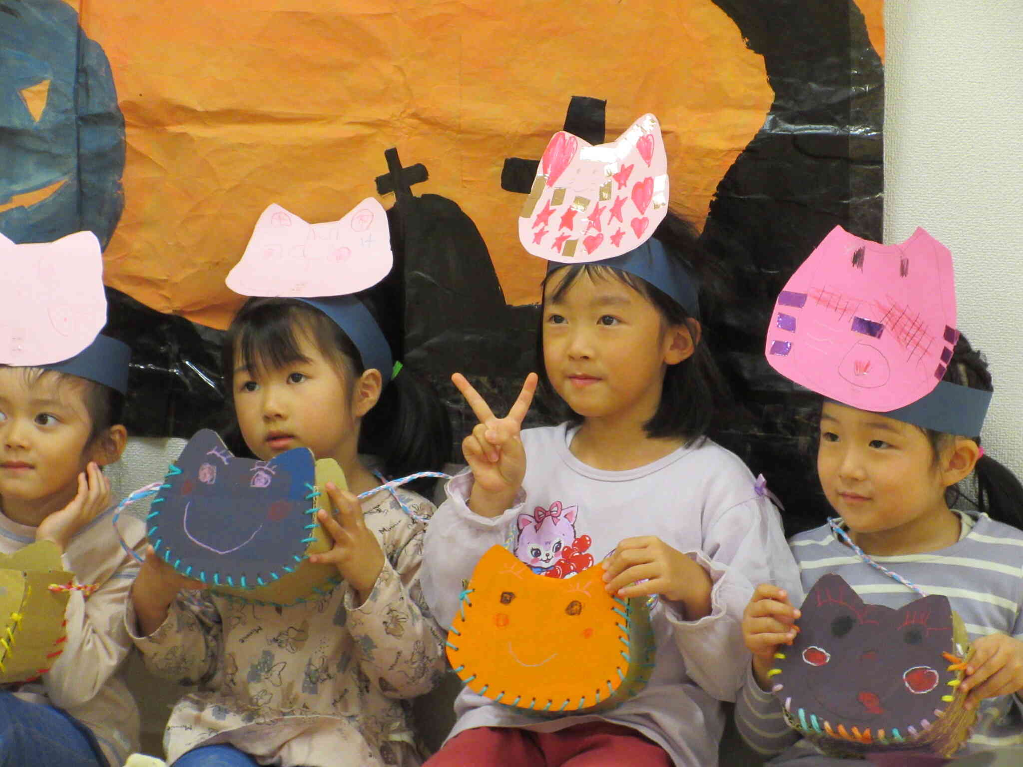 可愛いバックにお菓子を入れて嬉しそうに持ち運んでいました