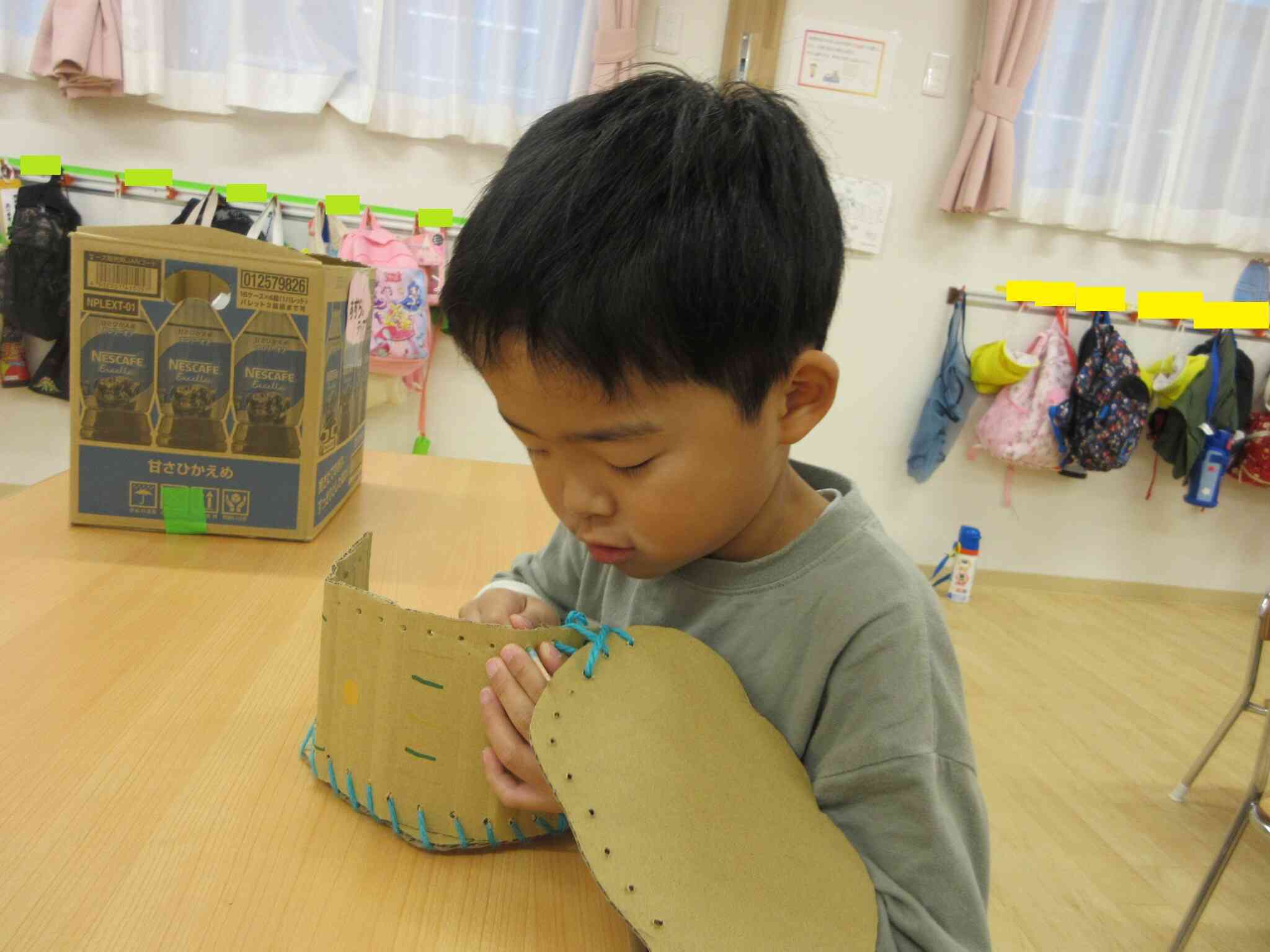 段ボールのパーツを合わせていくよ