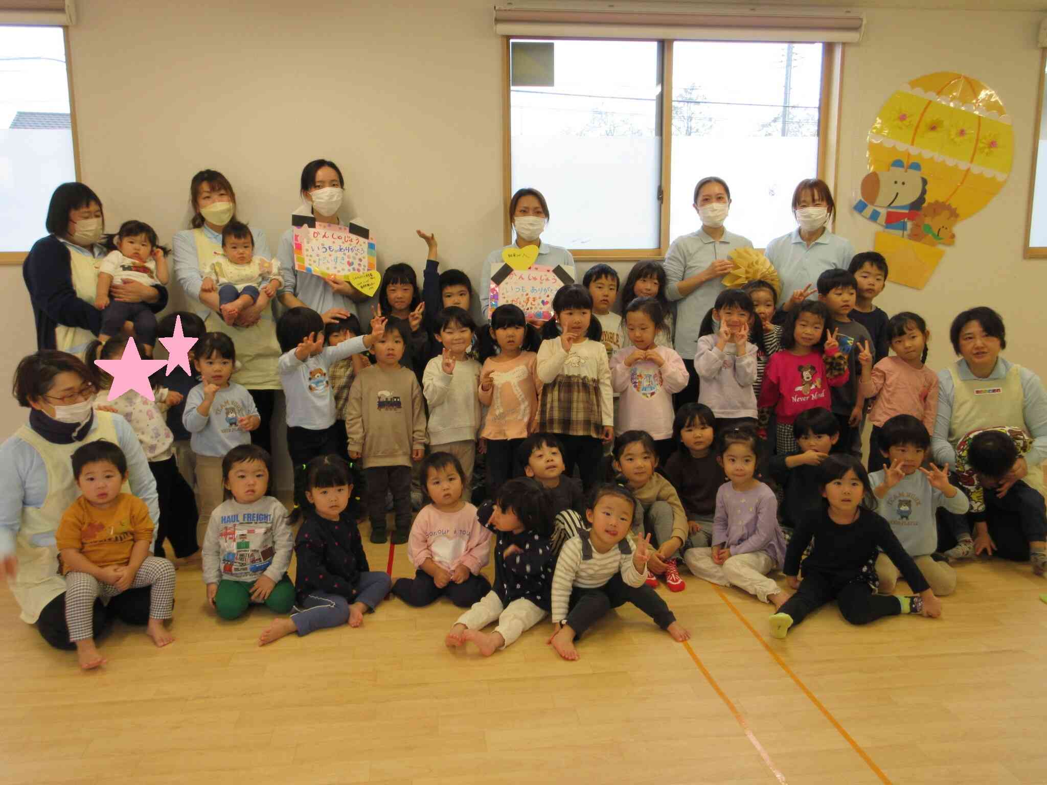 みんなでパチリ「うれしいなぁ」と給食の先生達が喜んでくれました。