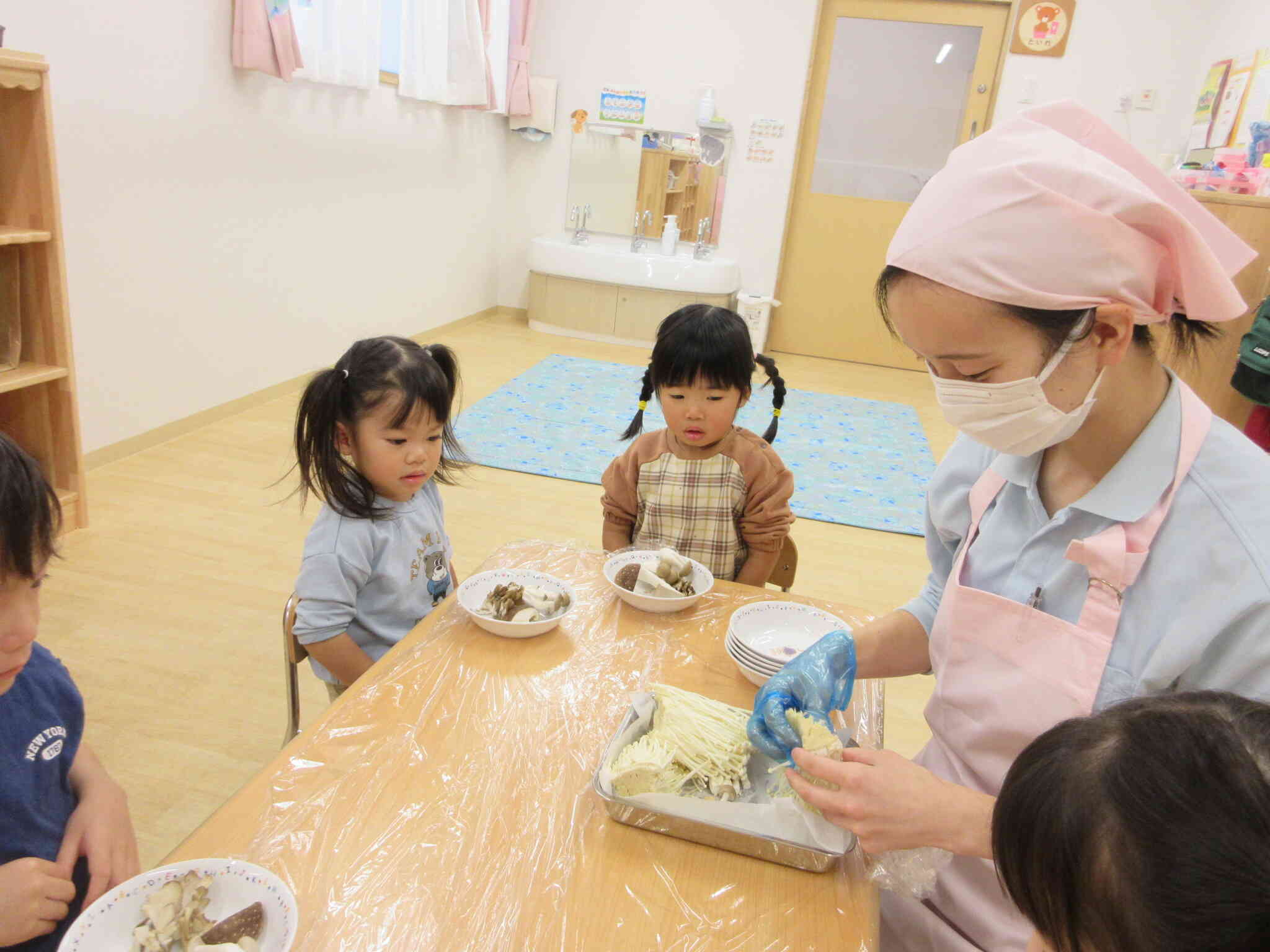 和食の日のお手伝い　～２歳児うさぎ組～