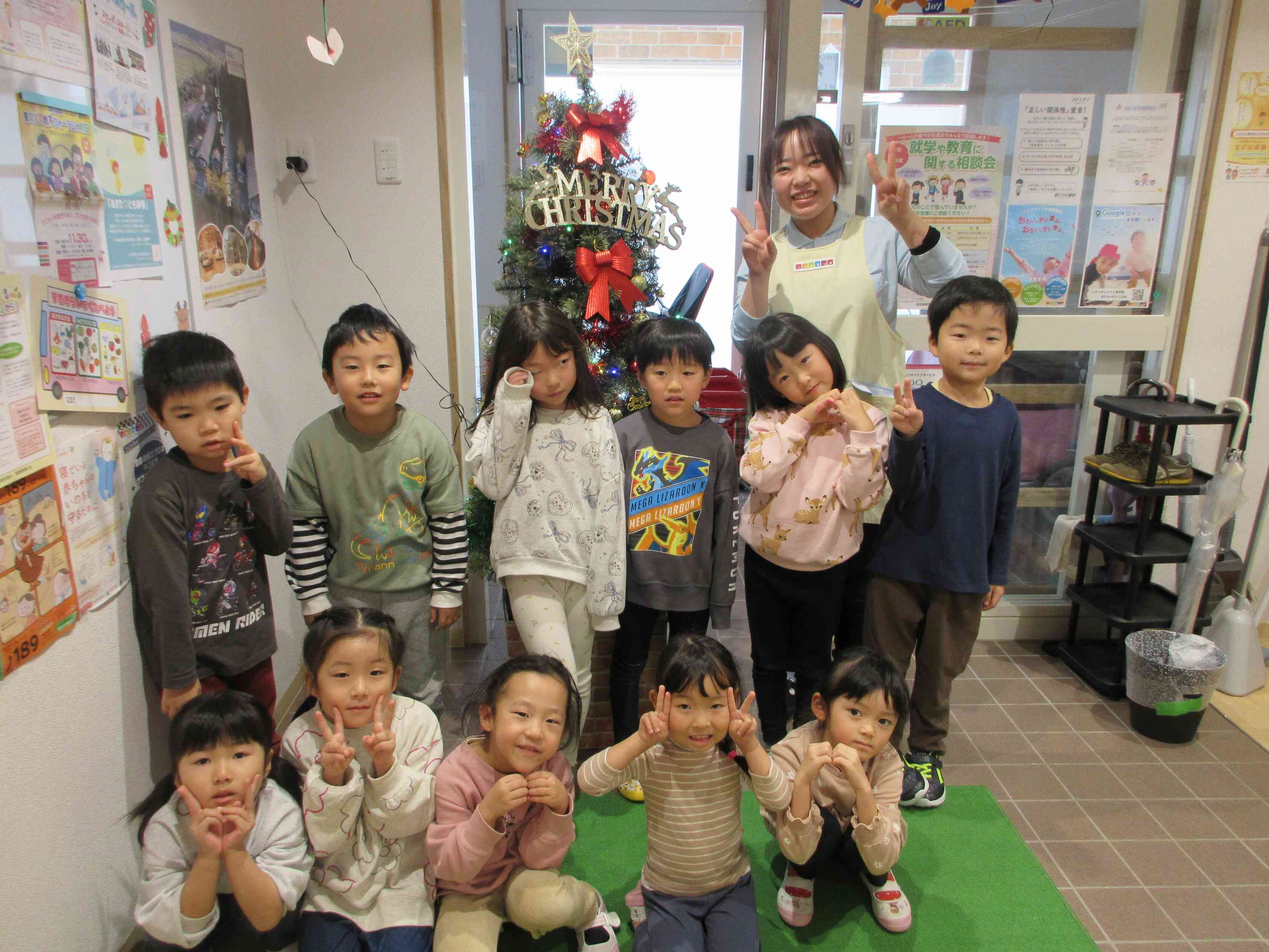 クリスマスツリーを飾り付けました