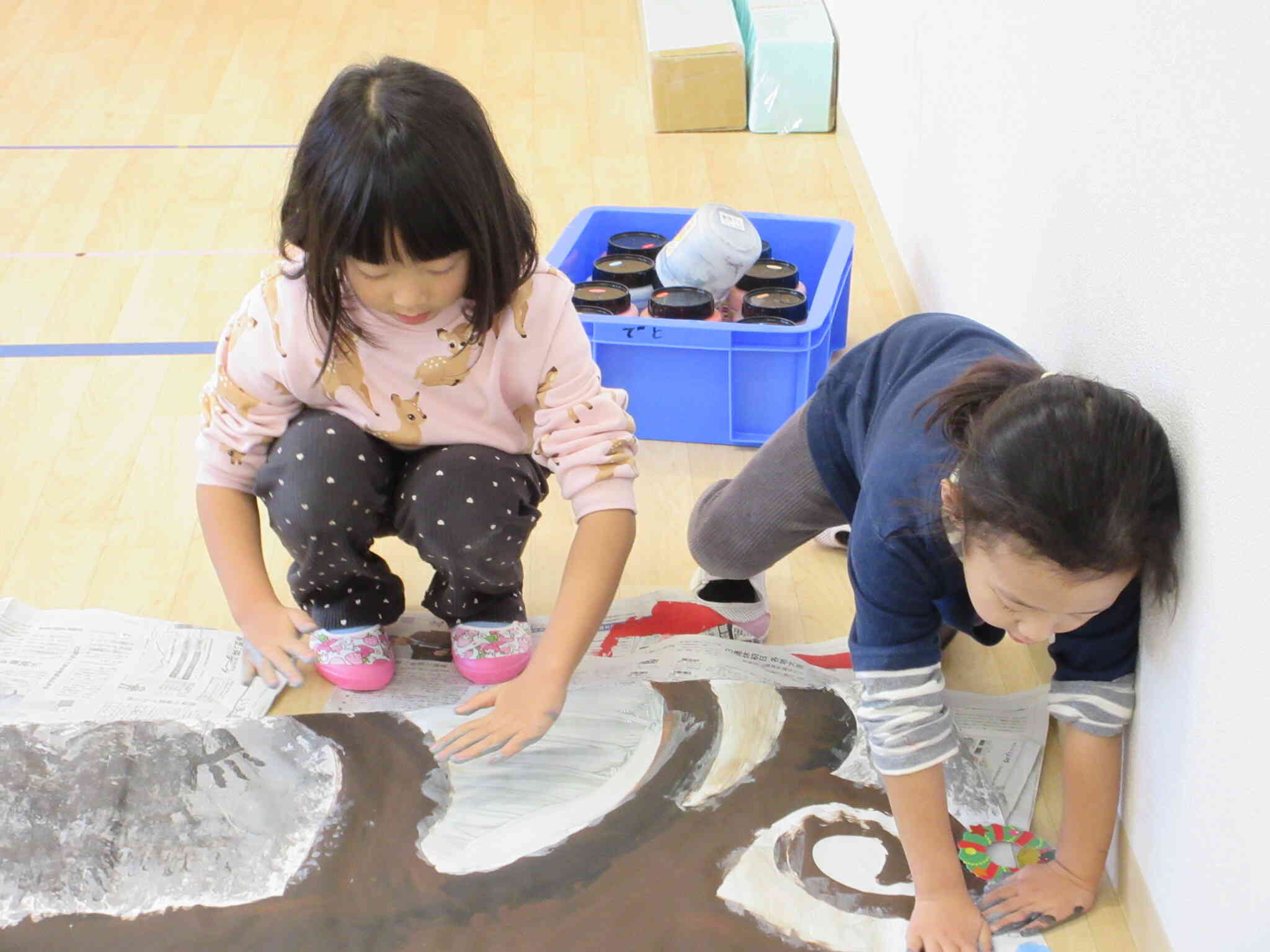 絵具ペタペタ気持ちがいいね