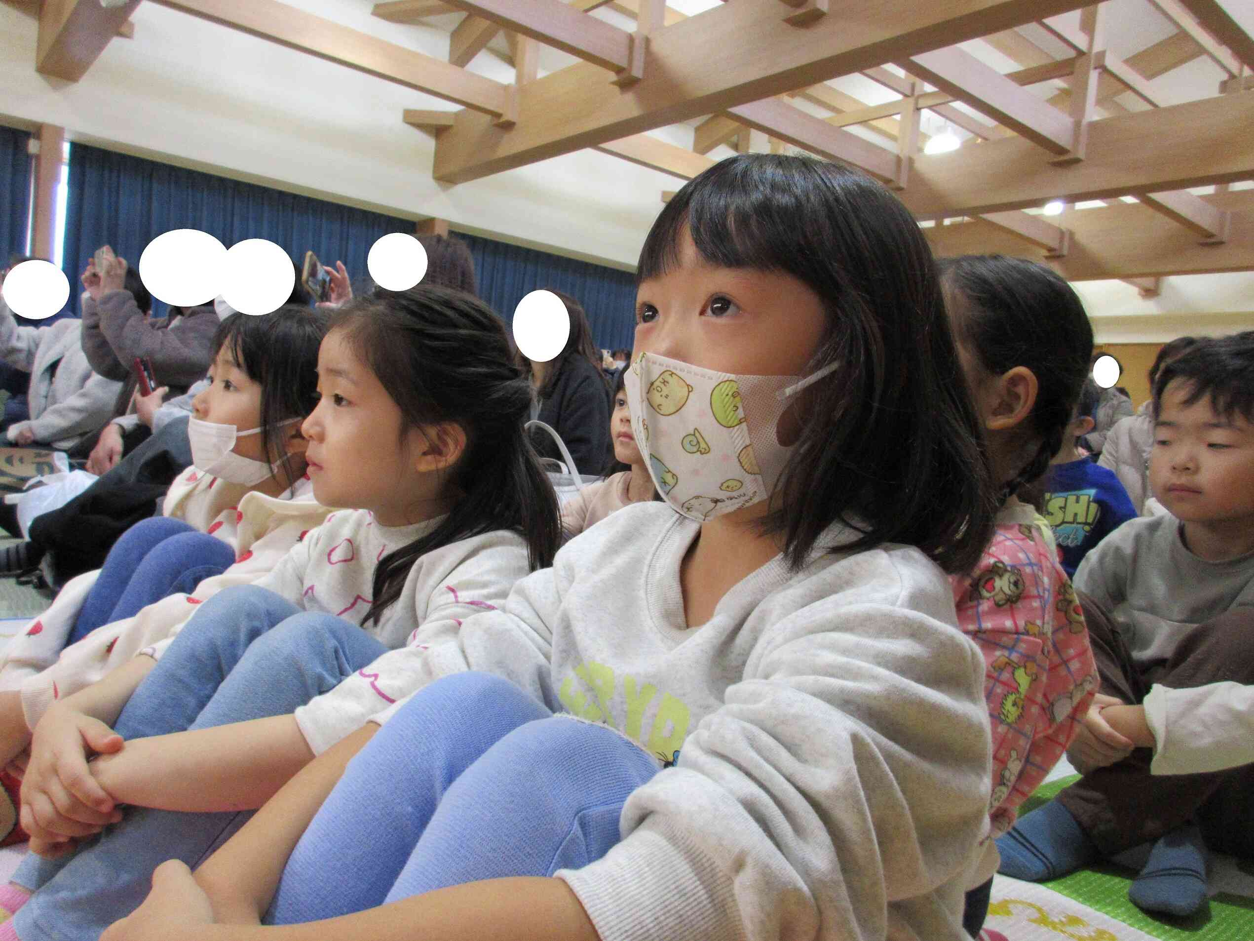 出戸こども園のお友だちの発表を見て「私たちも頑張るぞ！」