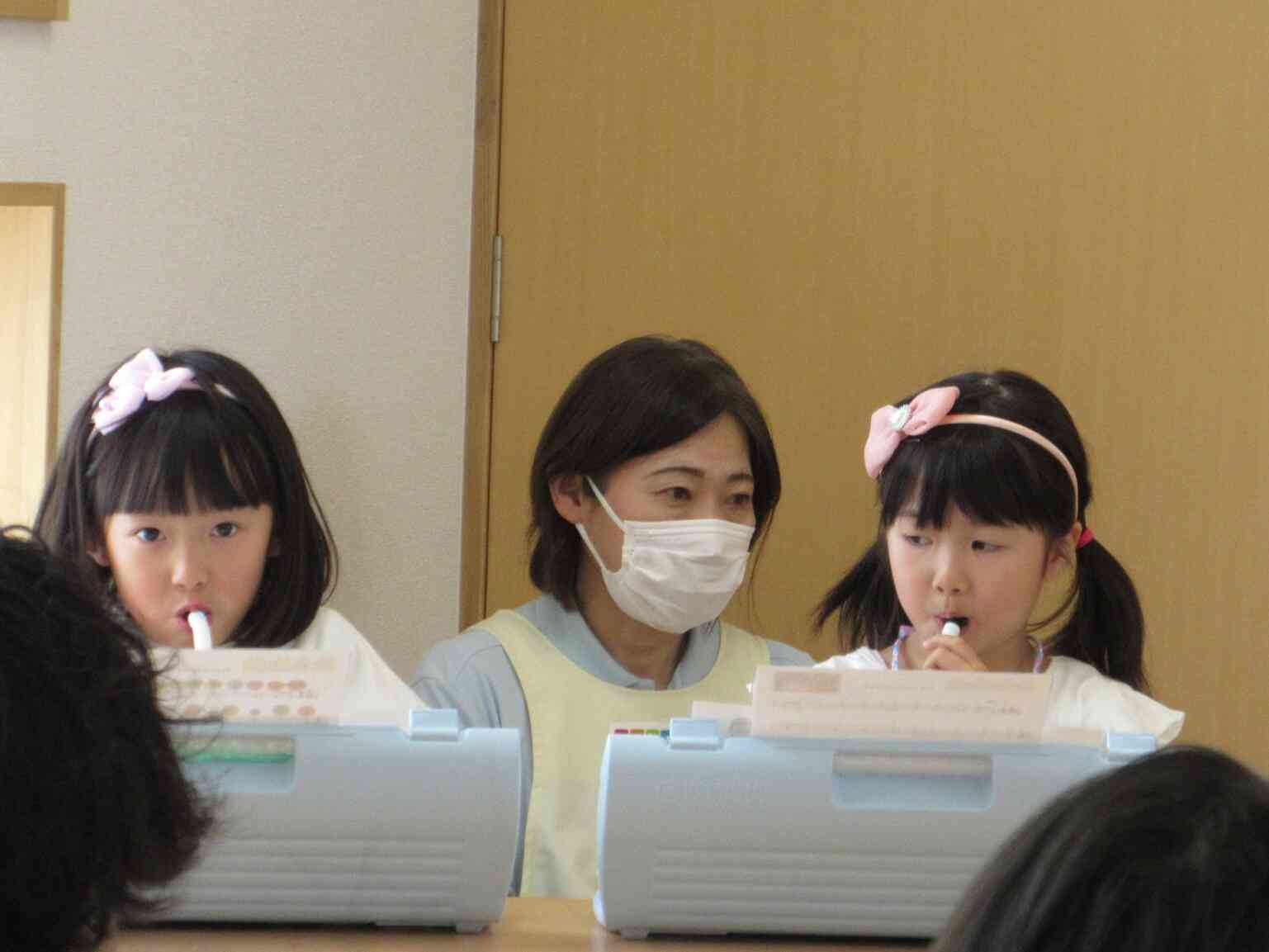 鍵盤ハーモニカ、何度も３人で音を合わせて奏でる姿が見られました