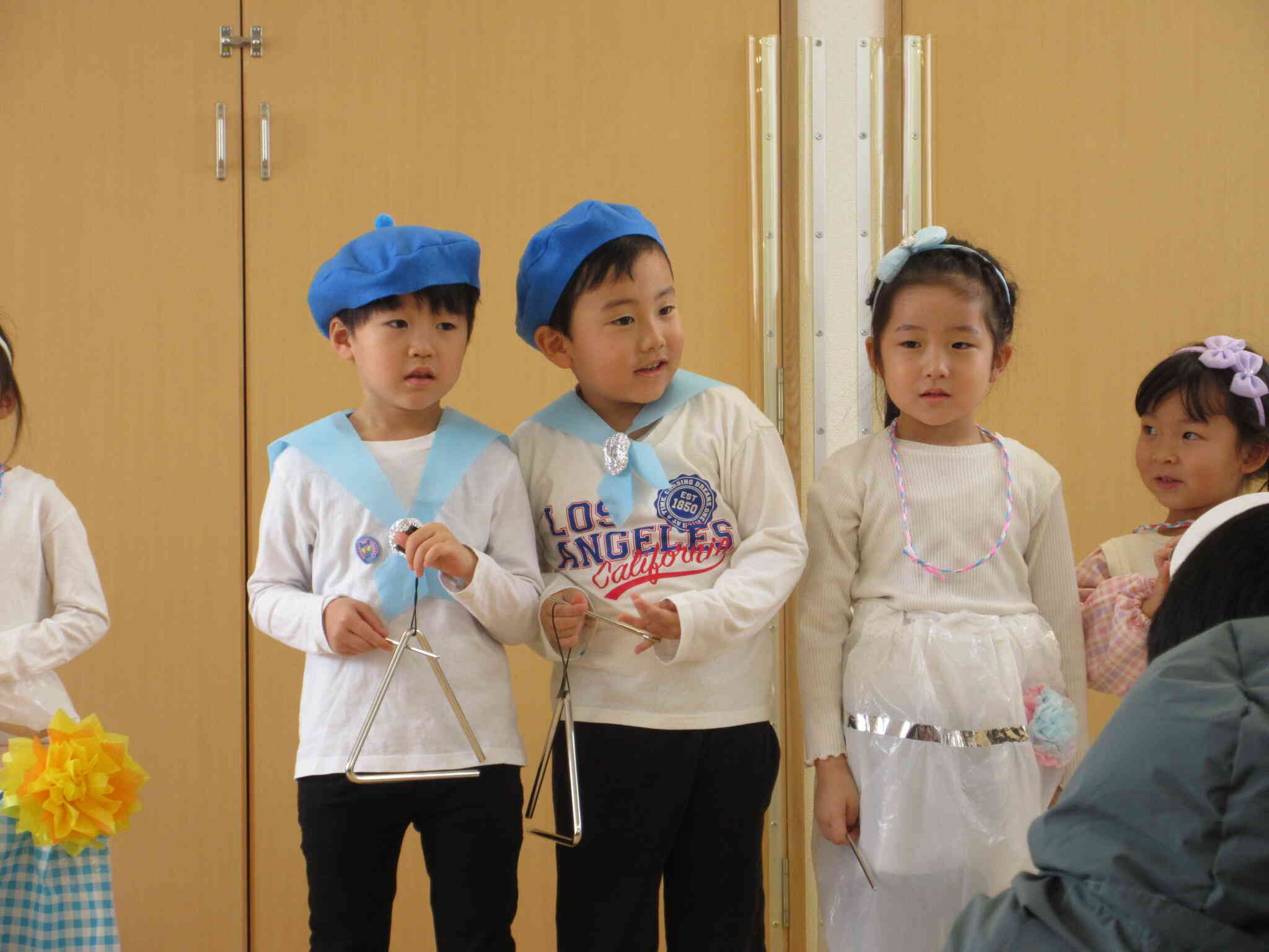 男の子たちの衣装のポイントはお気に入りの宝石ブローチです