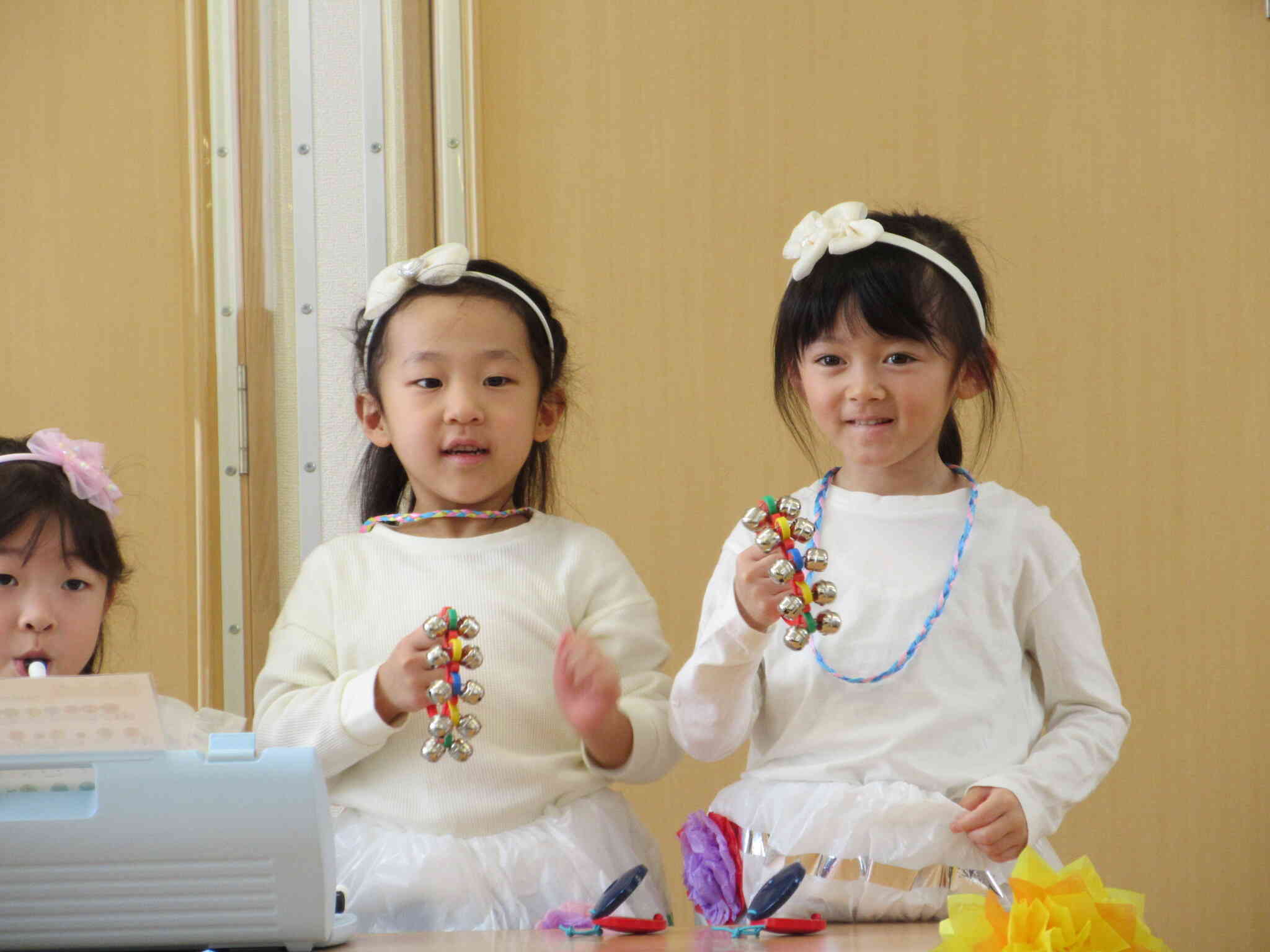 ネックレスやスカートは自分たちで可愛い衣装を作りました