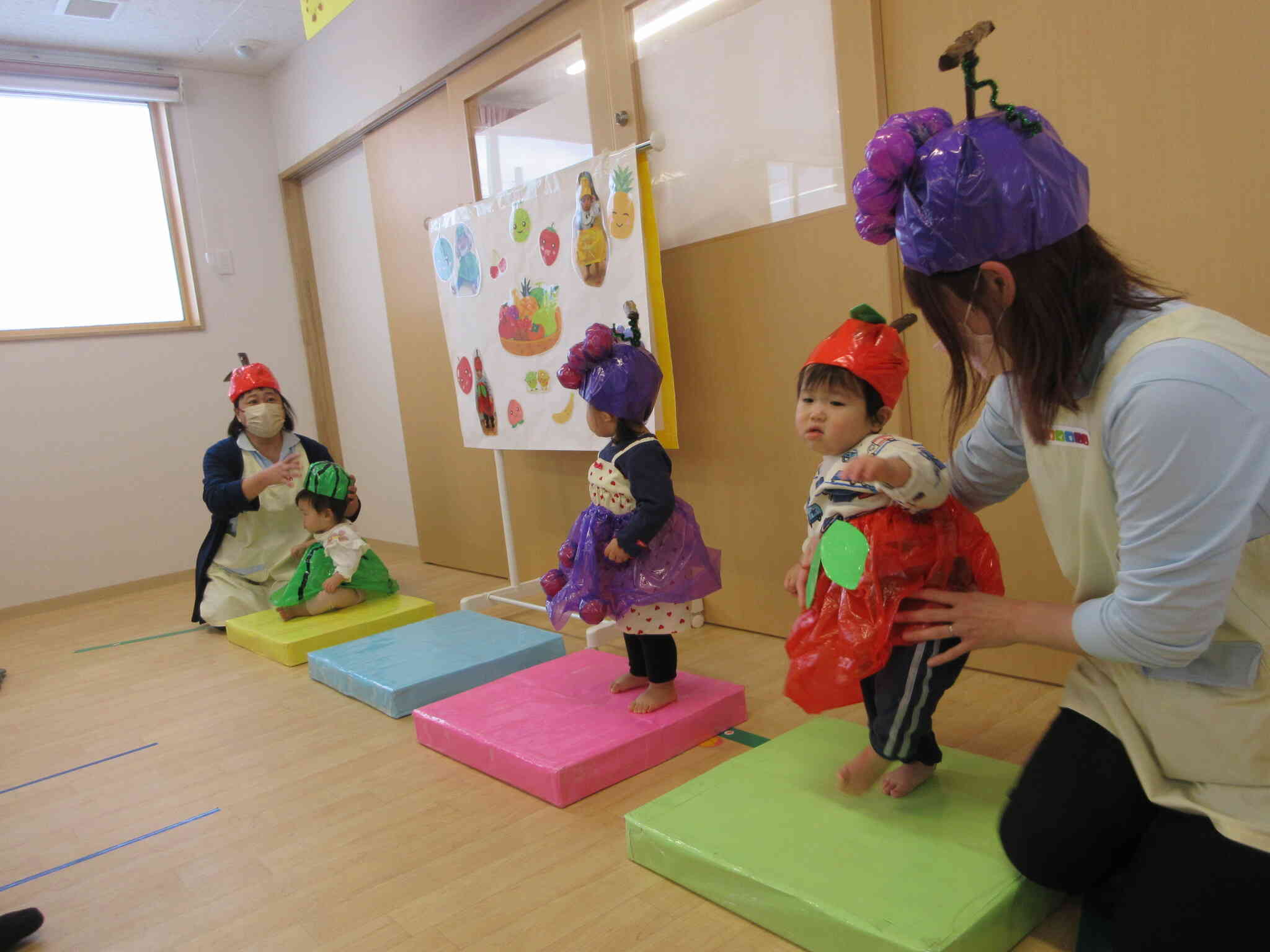 手遊び「りんごがコロコロ」 