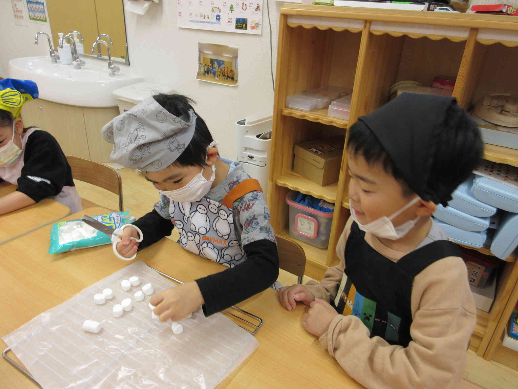 雪だるまクッキー用のマシュマロはキッチンハサミで切りました。