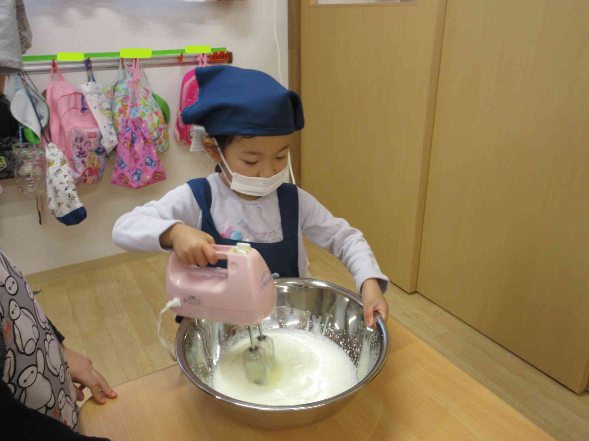 よーく混ぜるとだんだんクリーム状に！