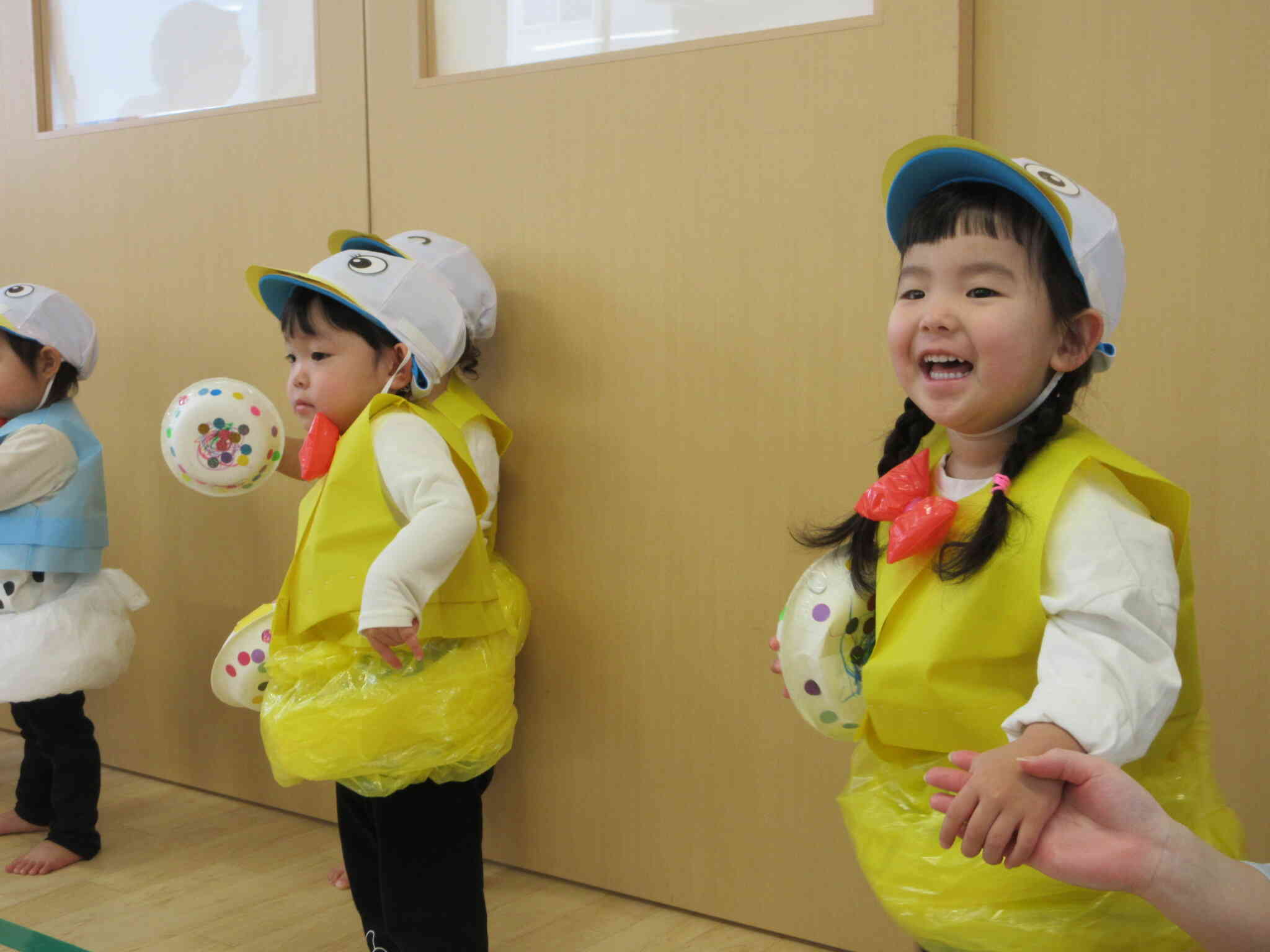 子どもたちはアヒルとひよこをイメージした衣装にしました。赤いリボンもついて可愛いね。