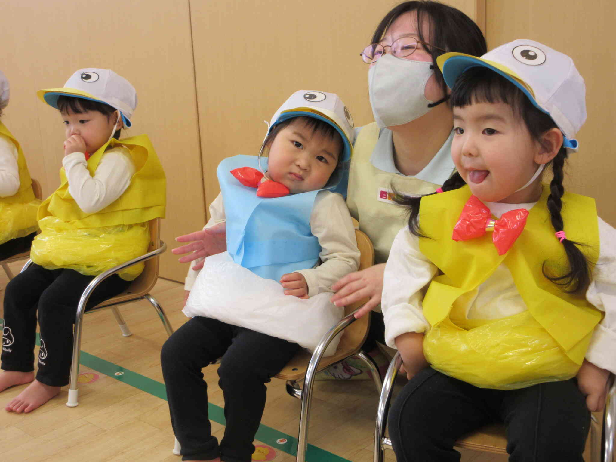 次はやさいのうたの手遊び。普段はノリノリですが、今日はドキドキだね。