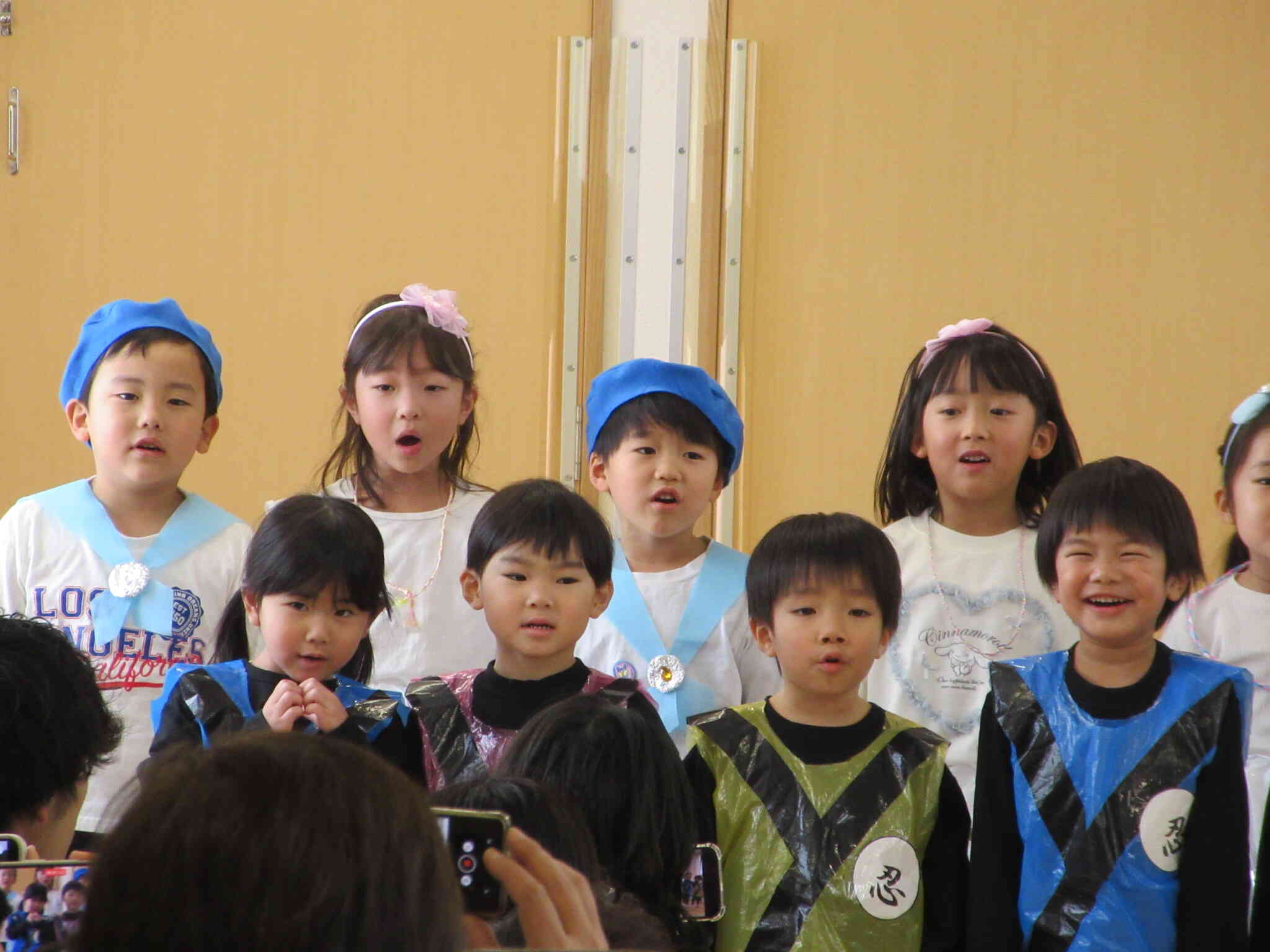 とってもいい表情で歌ってます