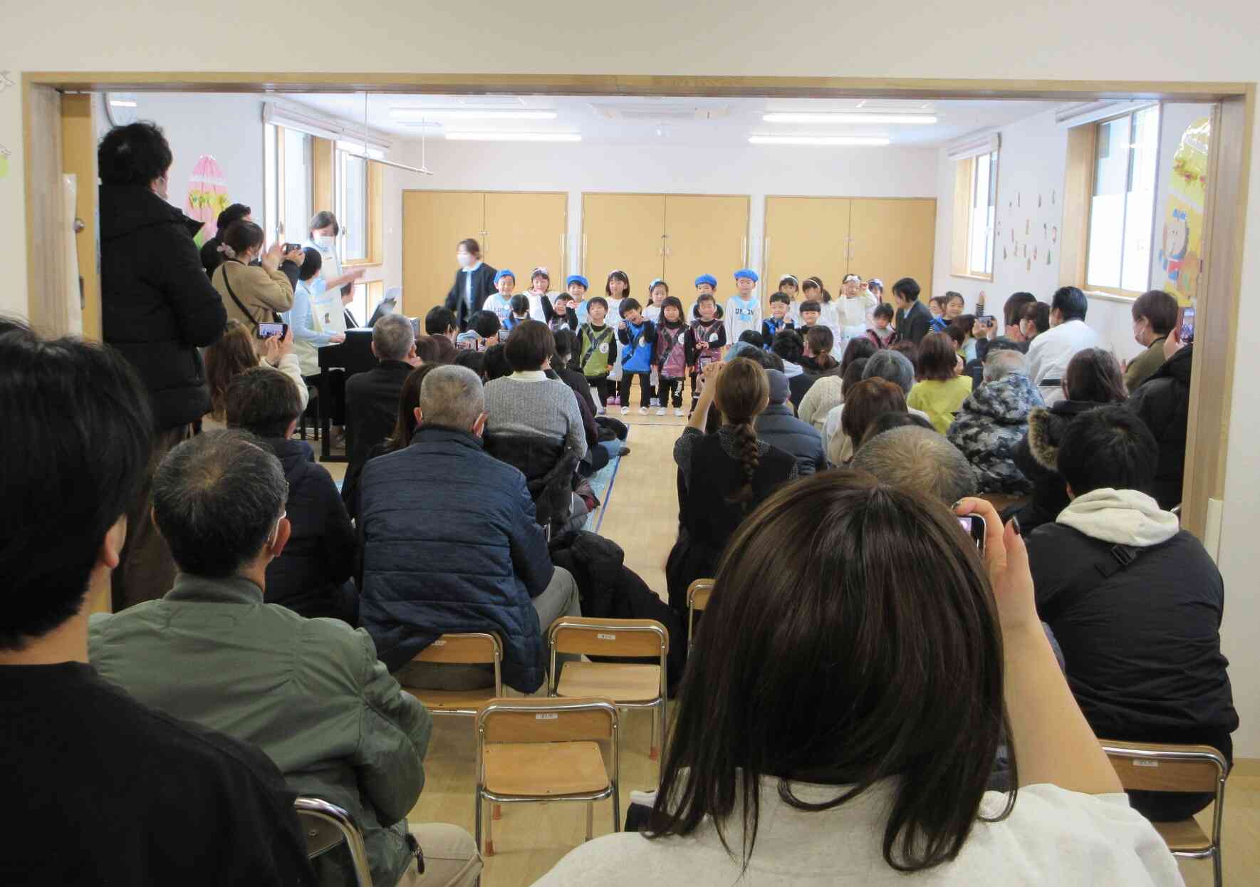 沢山のお客さんの前でも自信を持って歌っていました