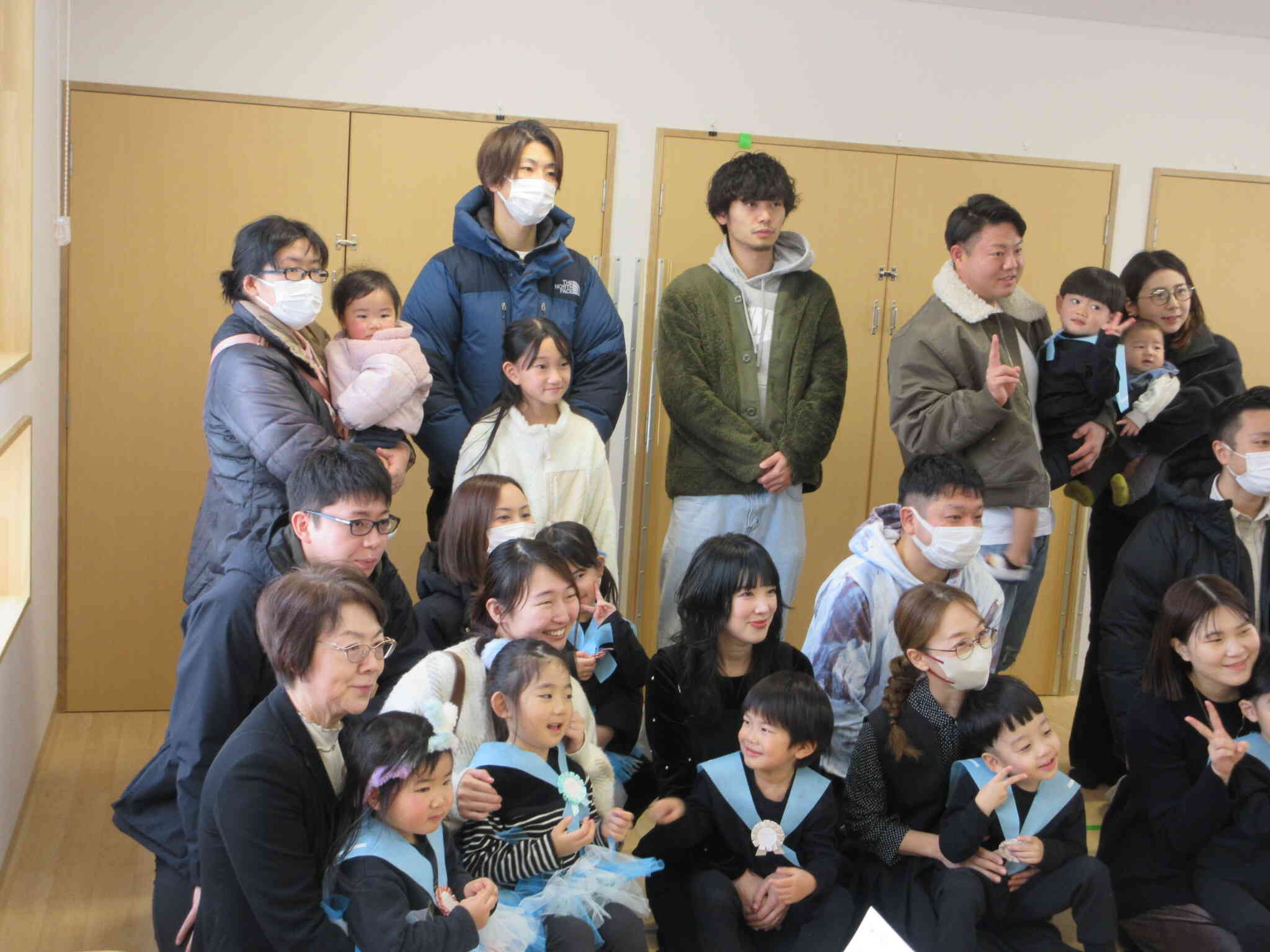 みんなで写真撮影をすると嬉しそうでした。