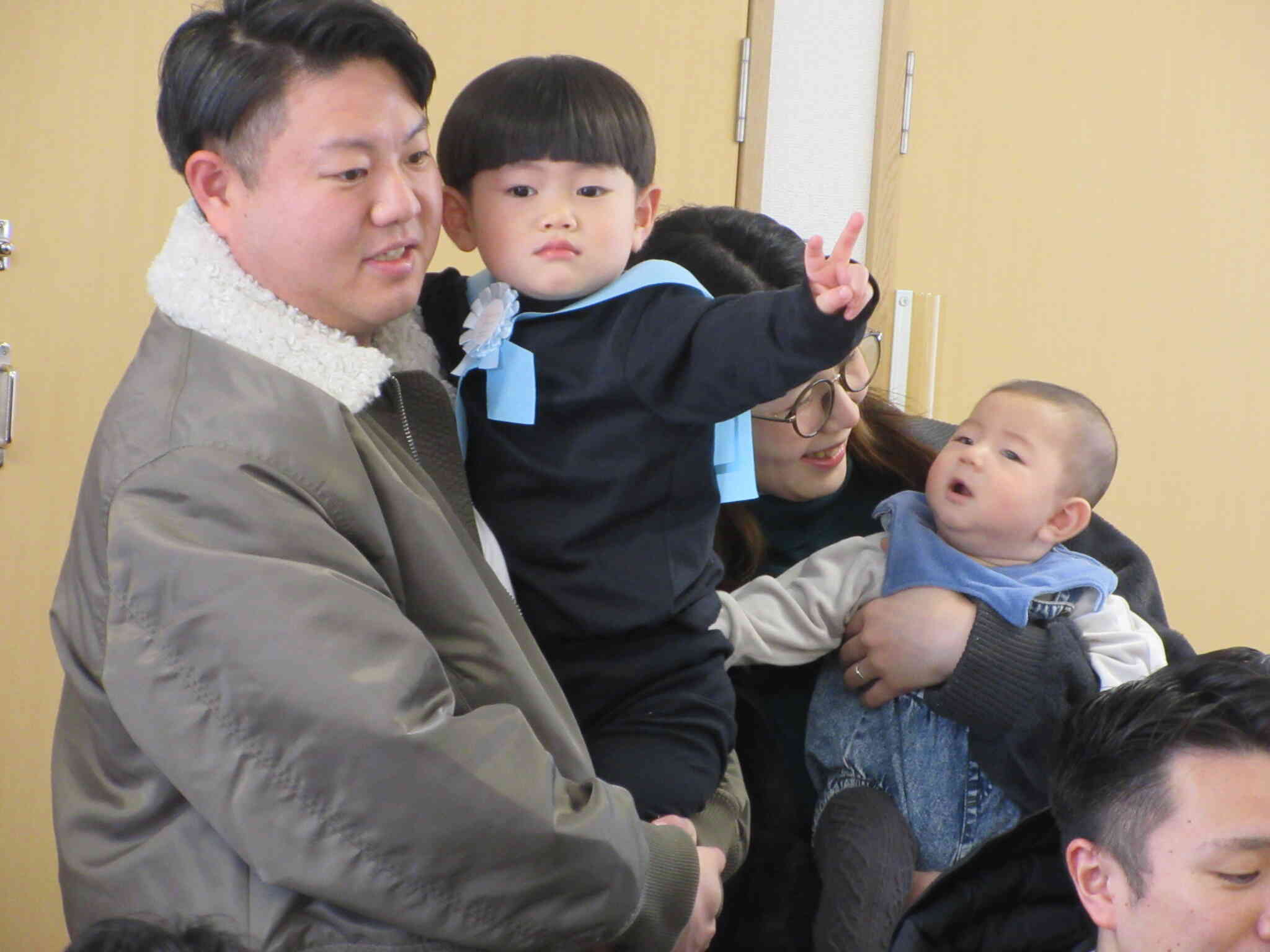 抱っこしてもらってうれしいね。