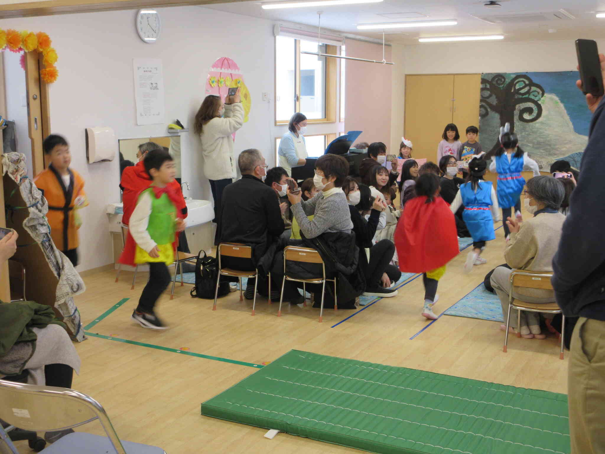 遠くからお化けたちが飛んでくる場面も花道で表現しました