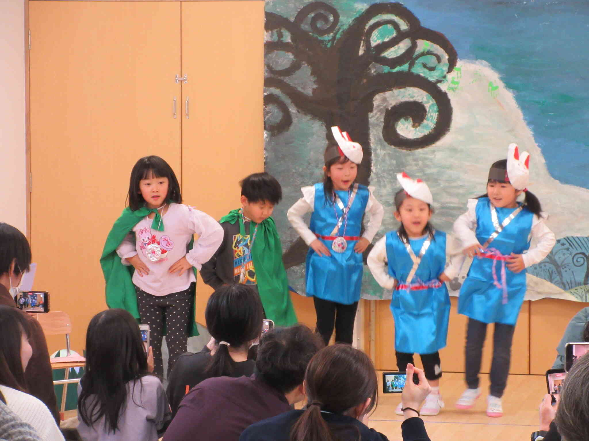 みんなで演じる劇ごっこ楽しいね