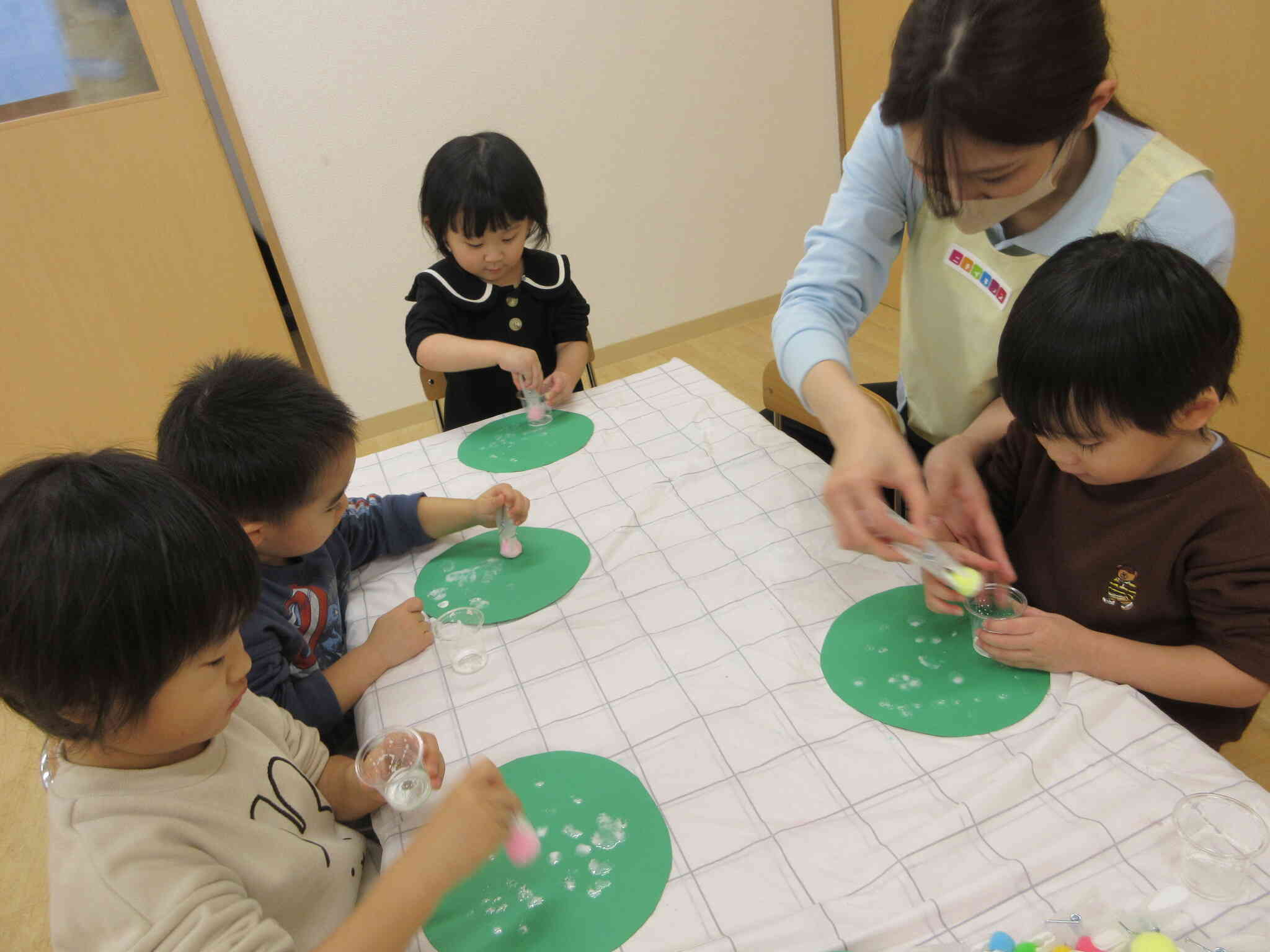 絵具をポンポン！白い絵の具でポンポンすると雪みたいだね。