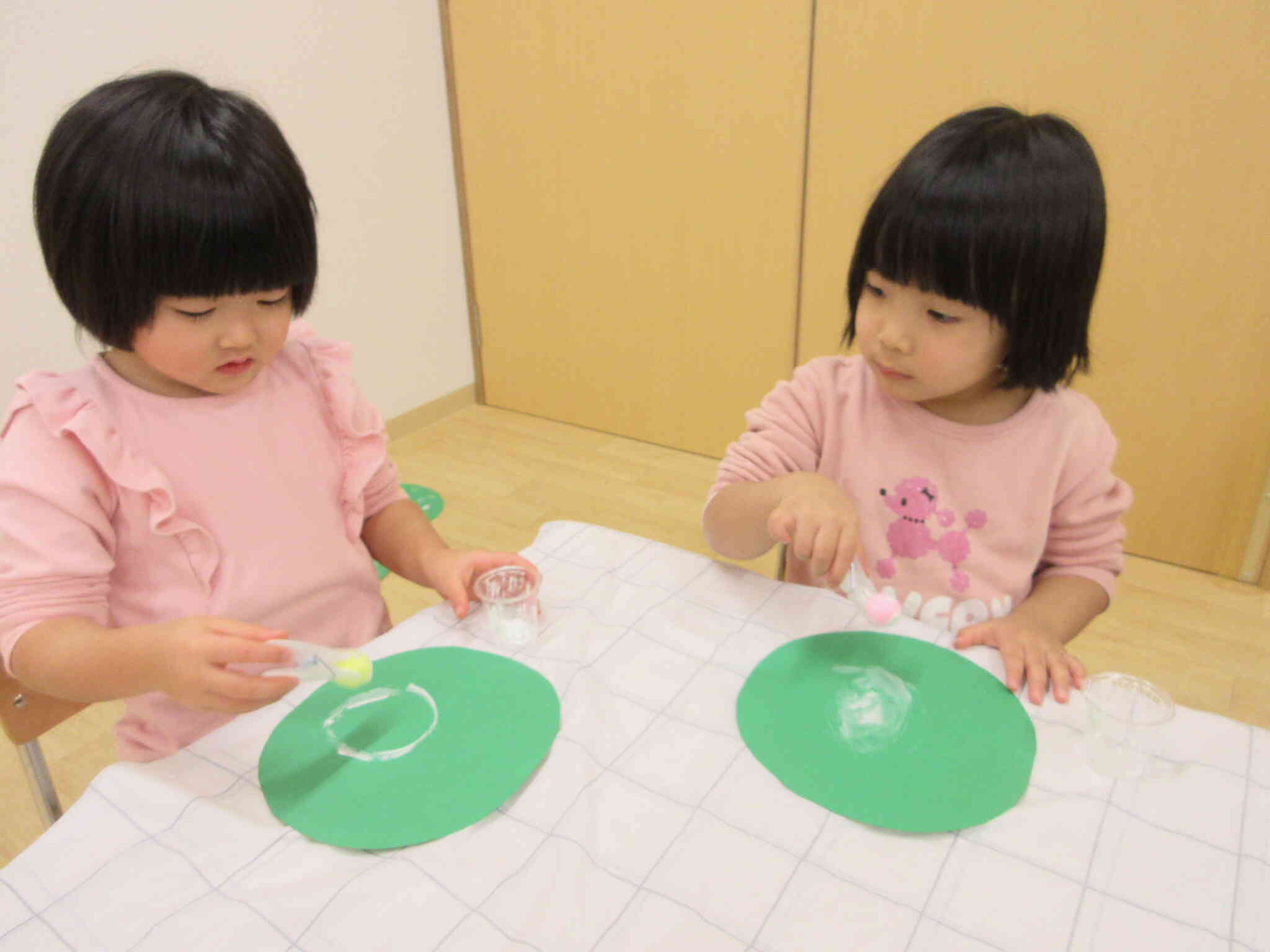 発表会の後は、クリスマスリ－ス作り