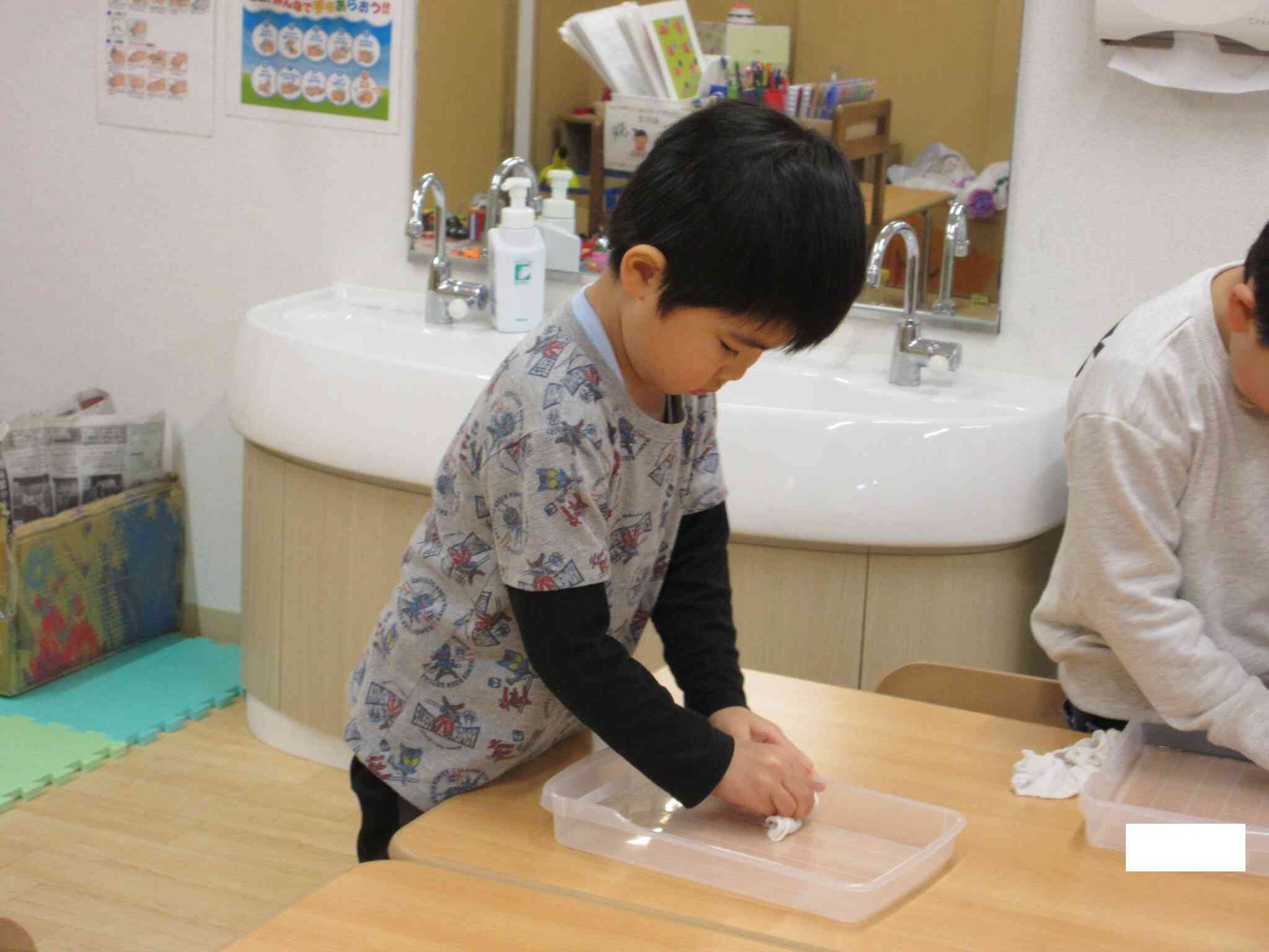 靴のトレーも綺麗に磨きます。