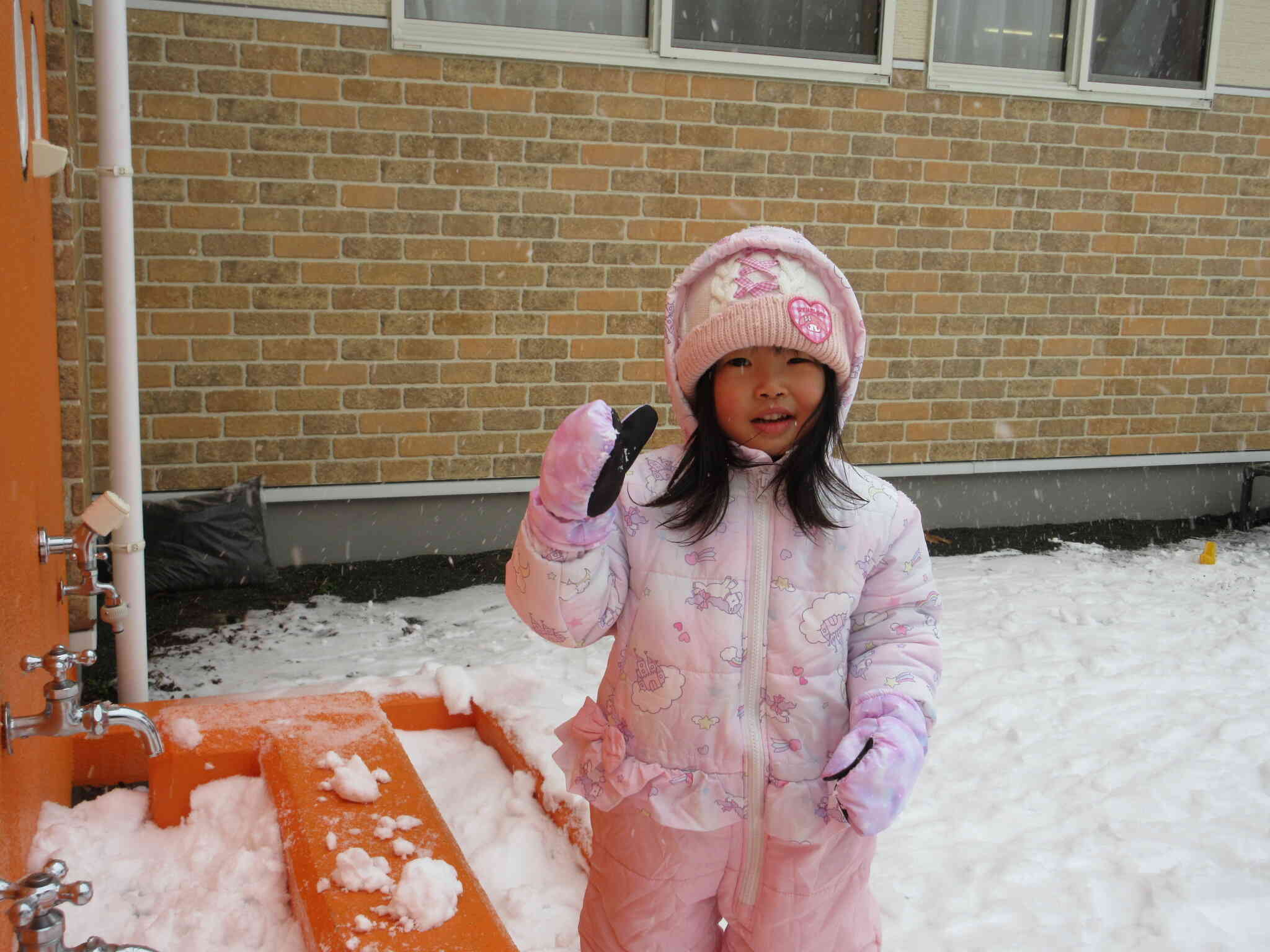 雪を集めに手洗い場にやってきました。