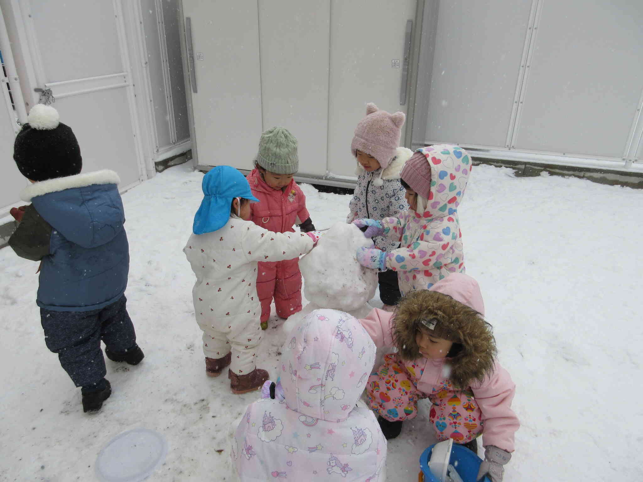 みんな一緒に雪だるま作りを楽しみました。