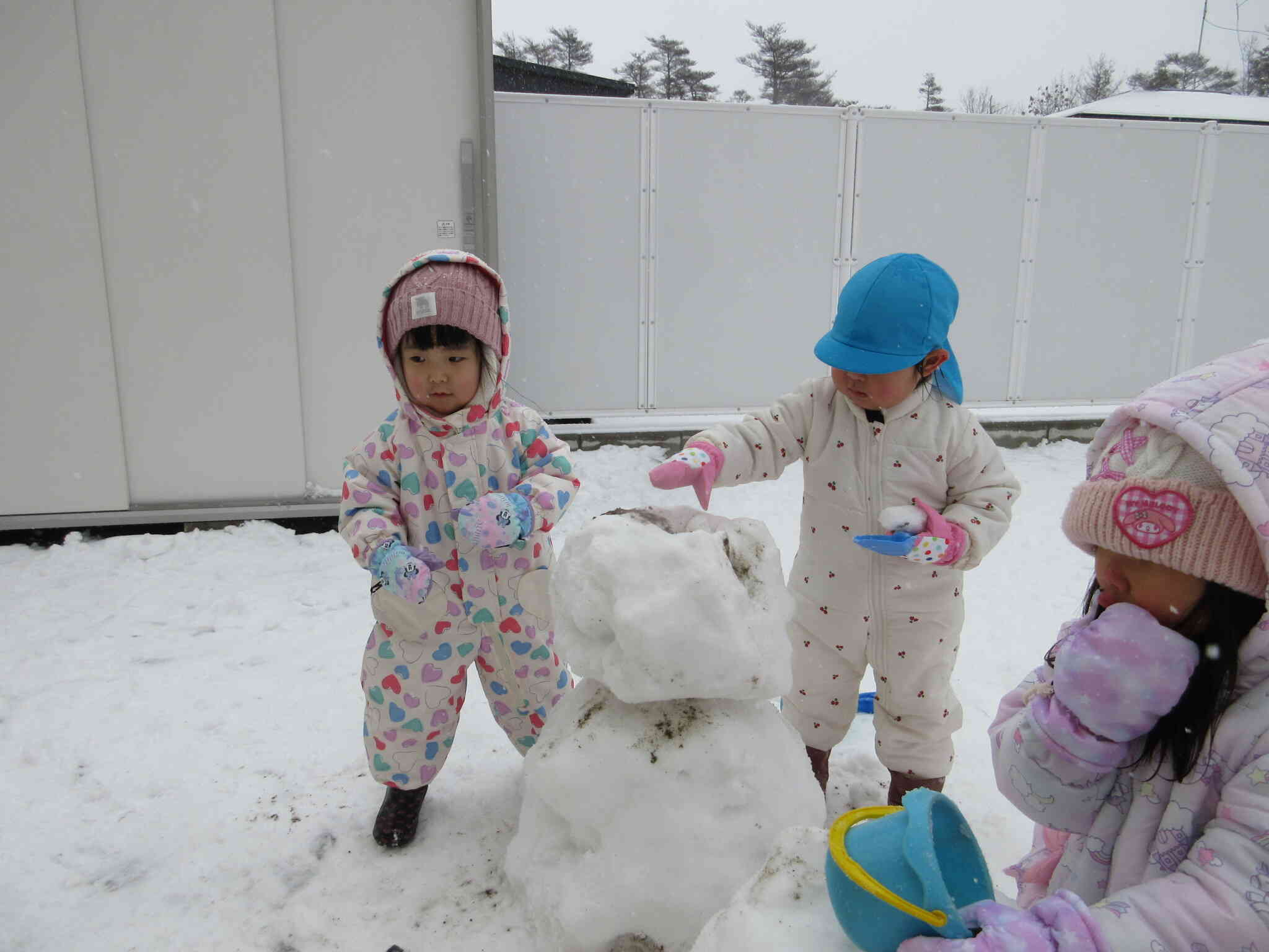 雪だるまのチャチャチャを口ずさみながら雪だまをくっつけていました。