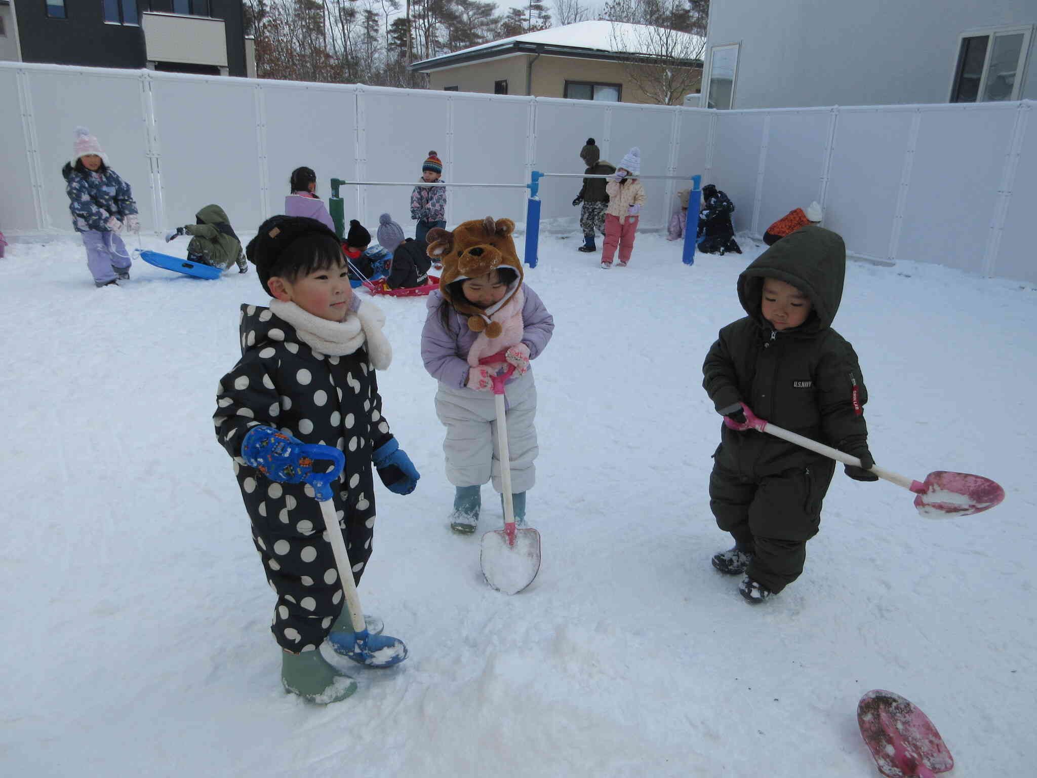 「掘るよー」と固い雪にチャレンジしていました