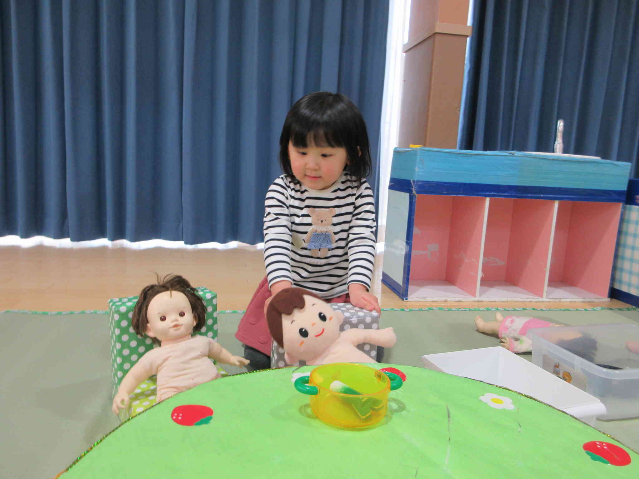 お人形さん、はい！どうぞ！