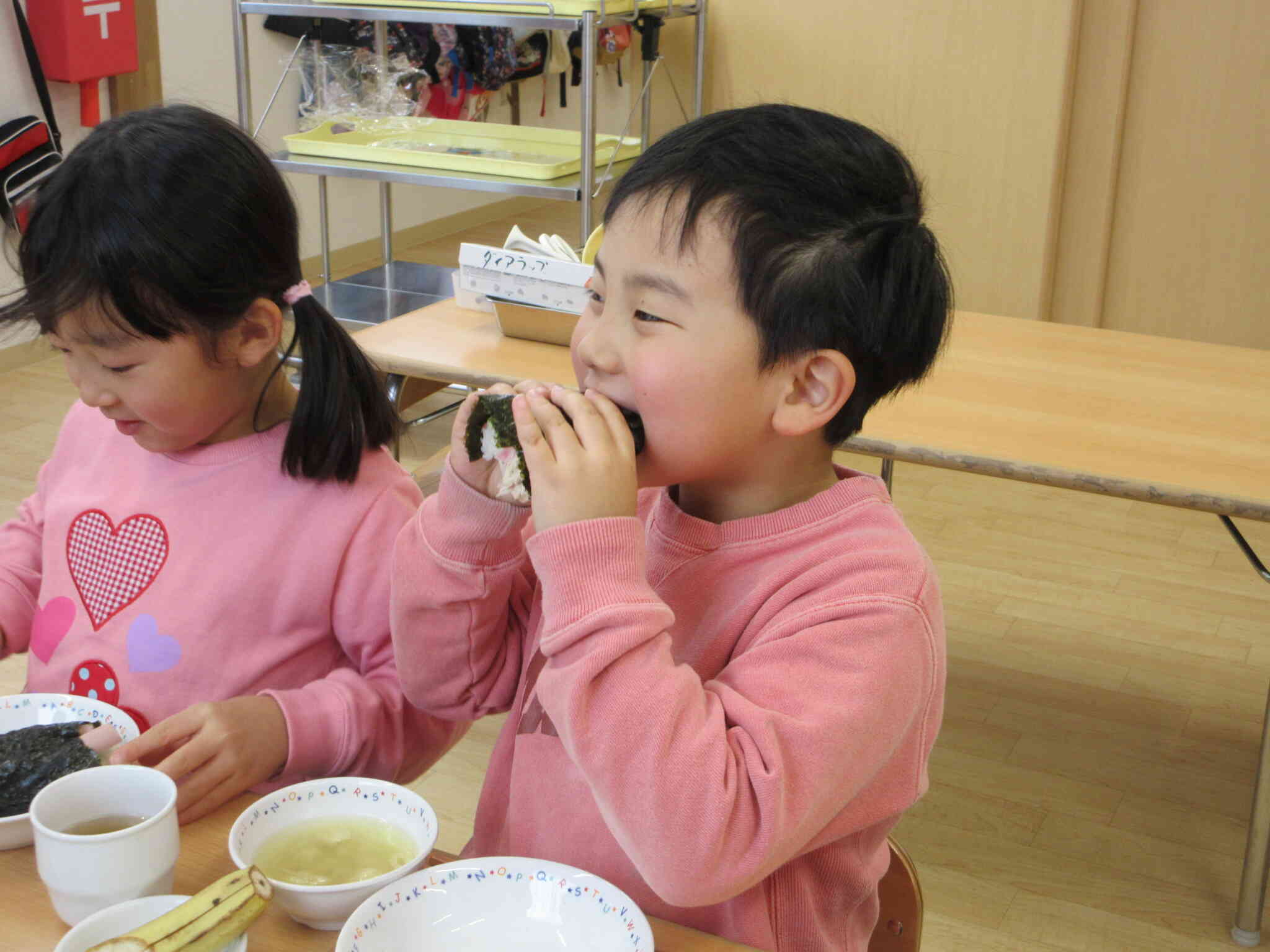 おおきな口でパクリ