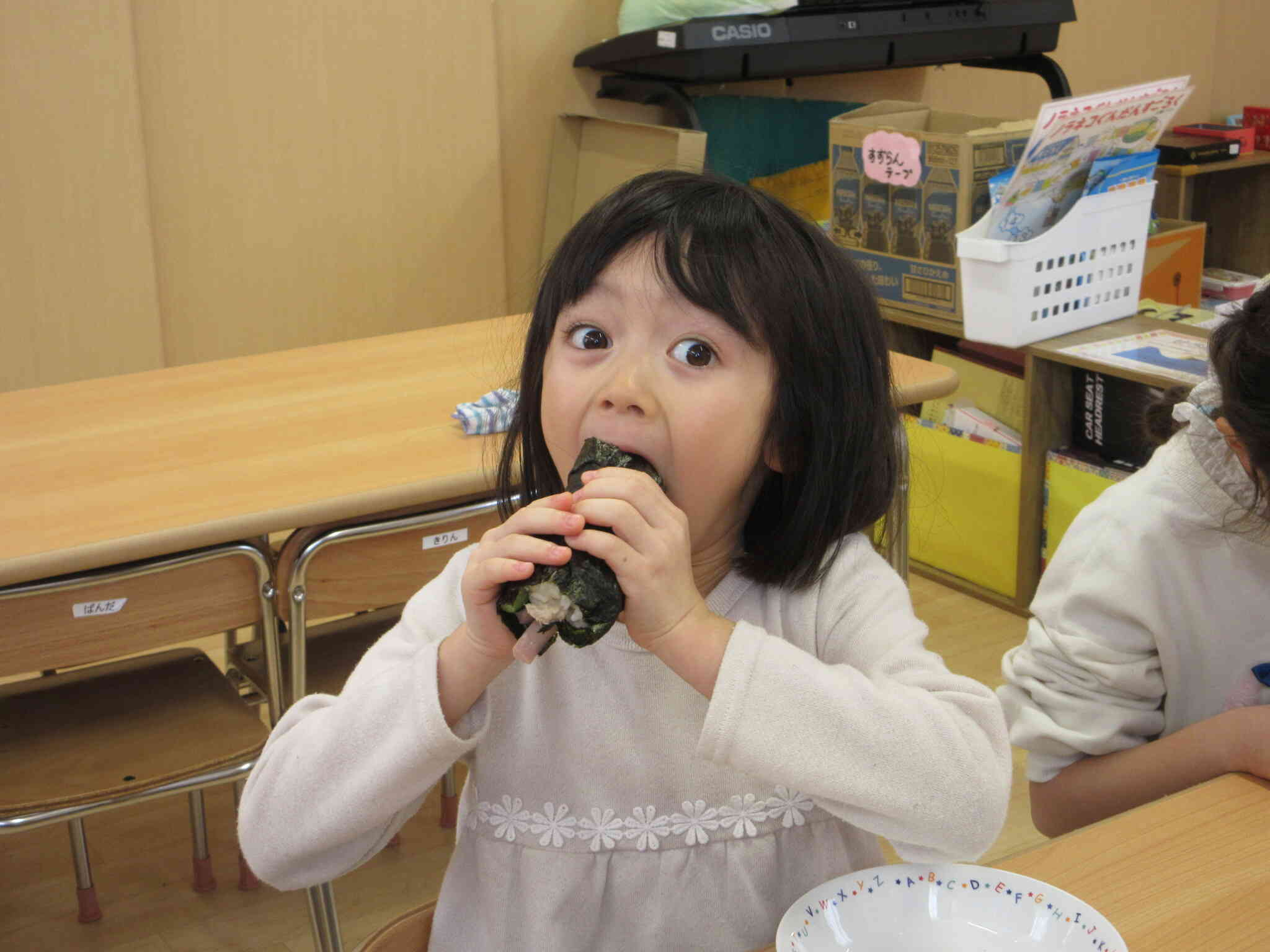 目を見開いて美味しさを表現